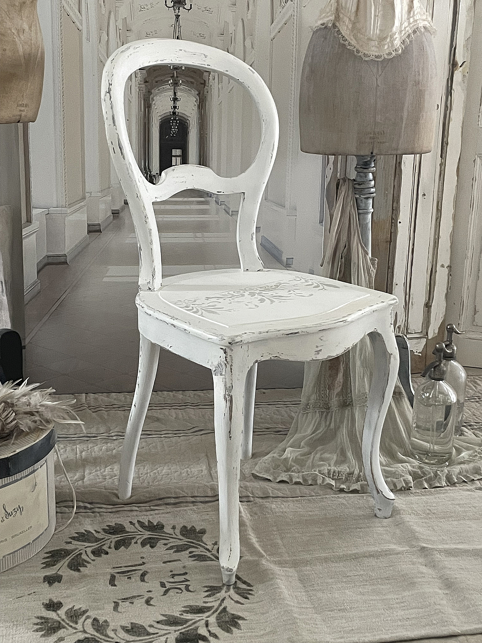 Eleganter Shabby-Chic-Stuhl in einem geschmackvollen Innenraum