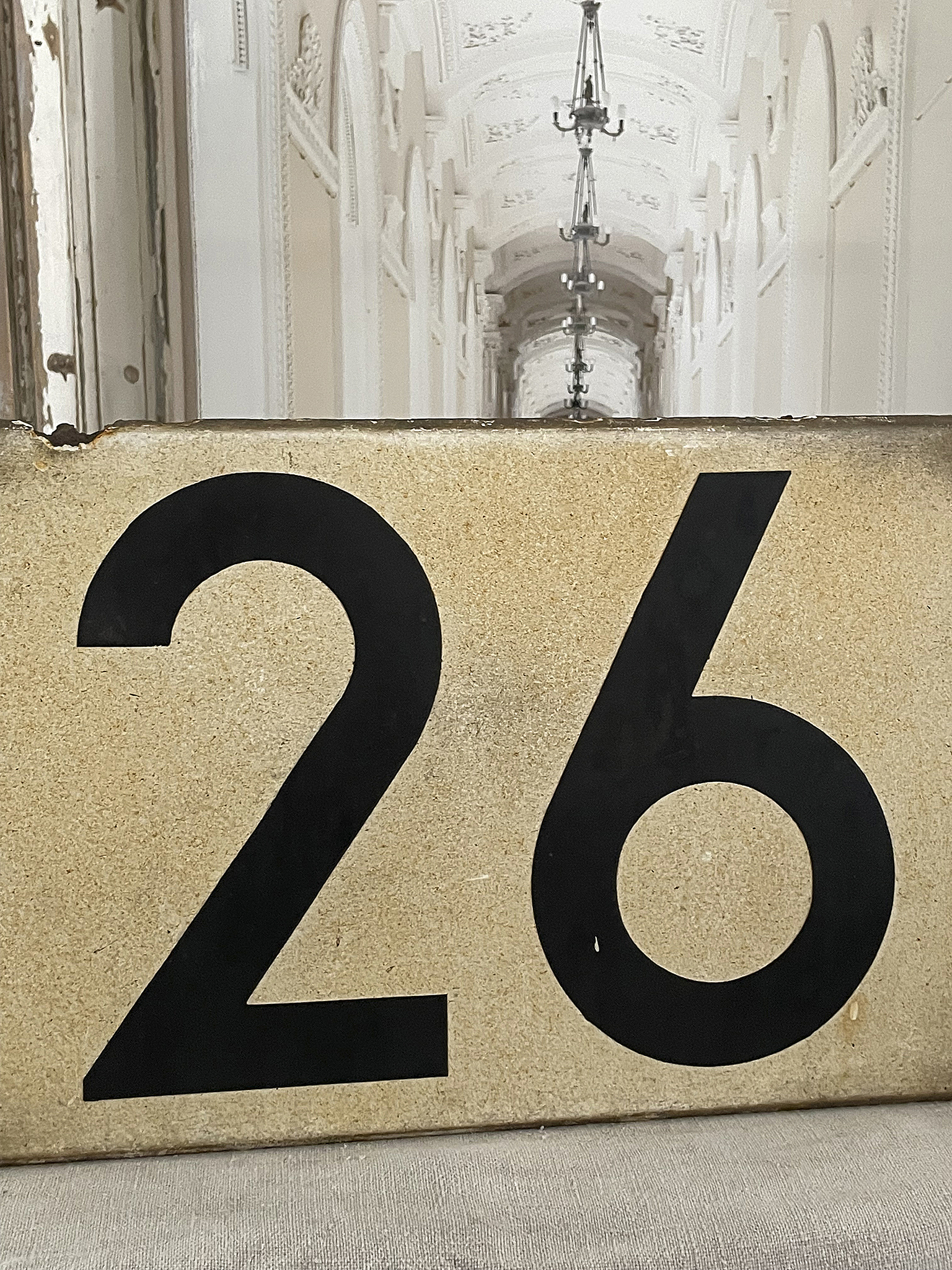 Tafel mit der Zimmernummer 26 in stilvollem Design