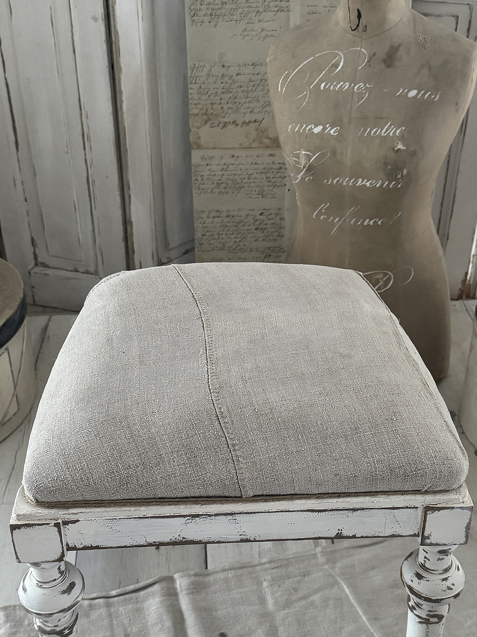 Antiker Polsterhocker mit altem Mehlsack***