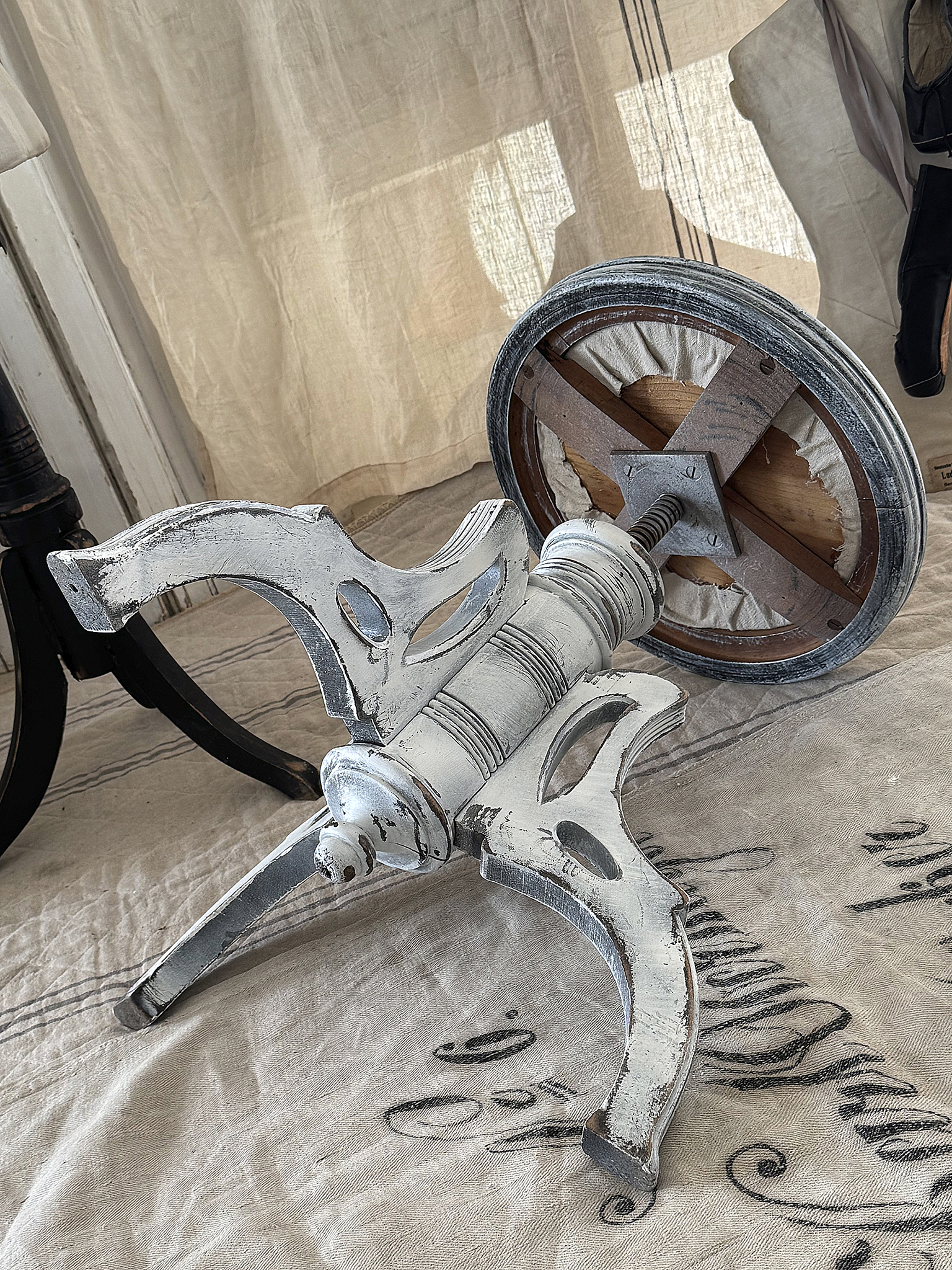 Antiker Klavierhocker im weißen Vintage-Kleid***