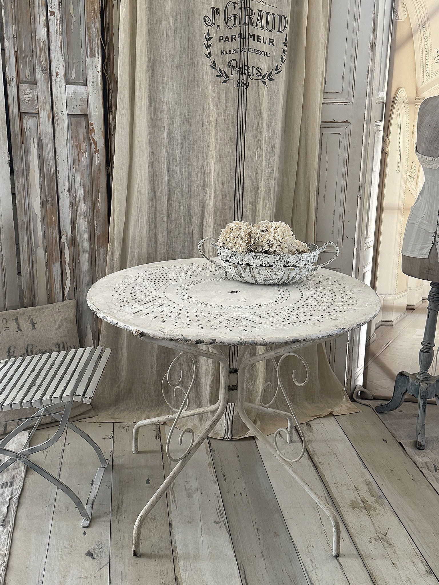 Französischer Gartentisch aus Eisen – nostalgischer Charme mit authentischer Patina***
