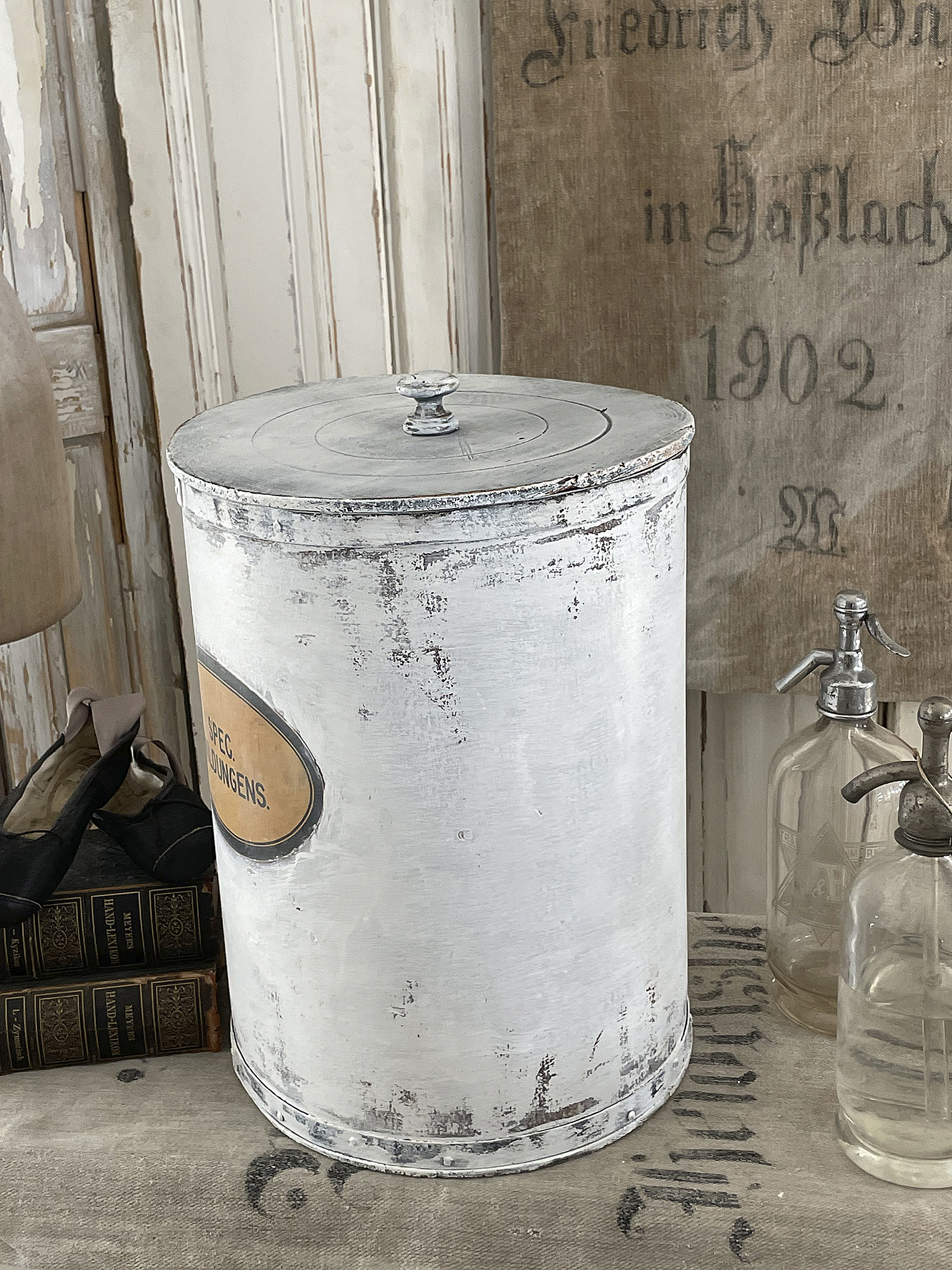 Antiker weißer Behälter mit Deckel und shabby-chic Stil Antiker Behälter in Weiß mit Vintage-Aussehen und dekorativer Umgebung