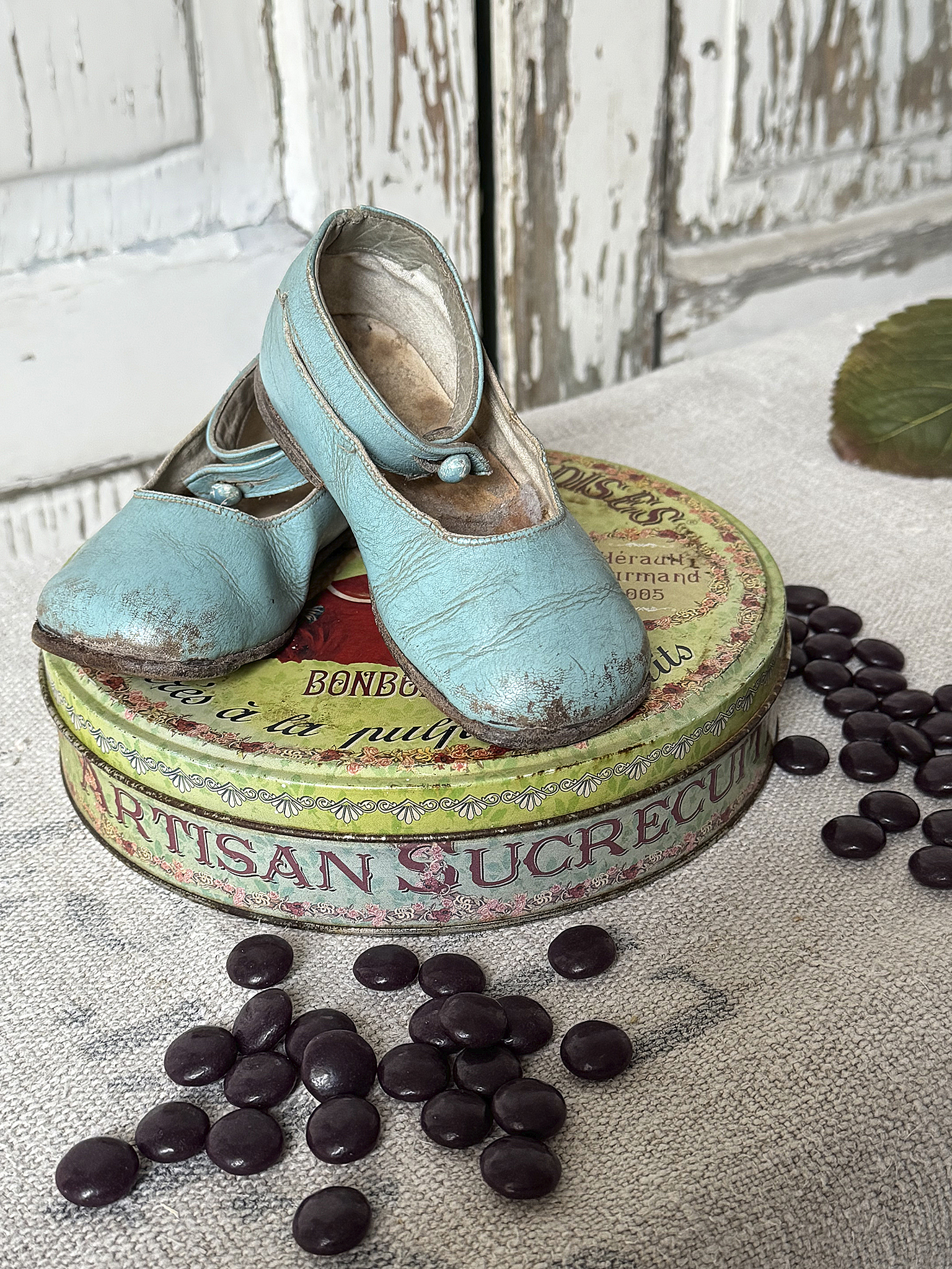  Süßes Vintage-Duo aus französischer Bonbondose und Kinderschuhen***