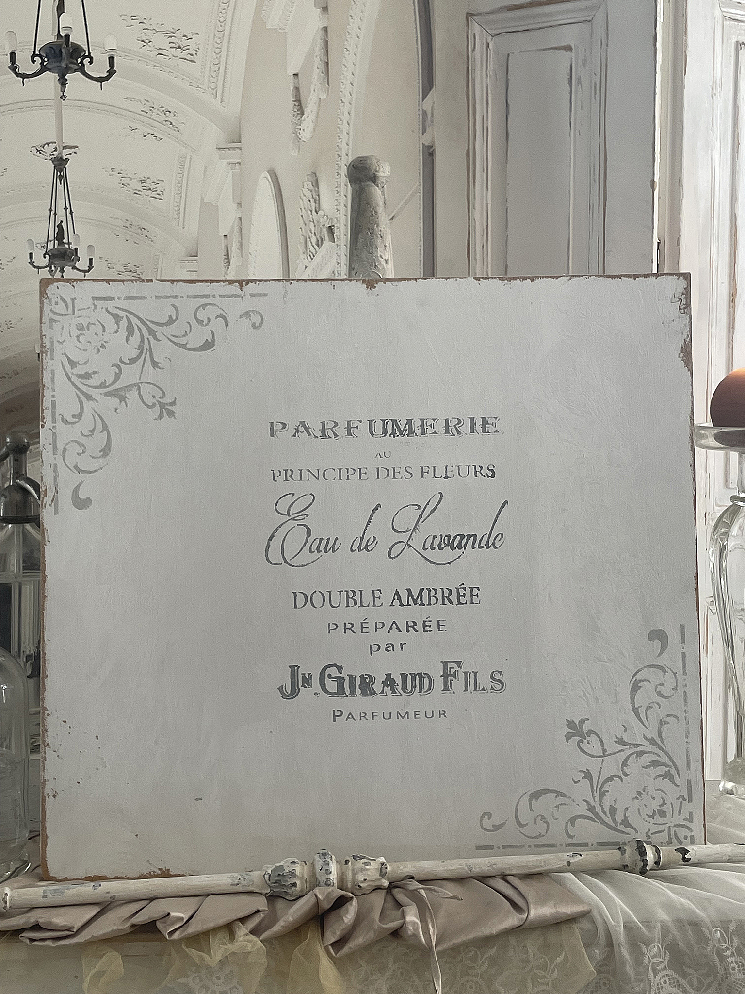 Dekoratives Parfümschild mit der Aufschrift Eau de Lavande, Double Ambrée, zubereitet von Jn. Giraud Fils.