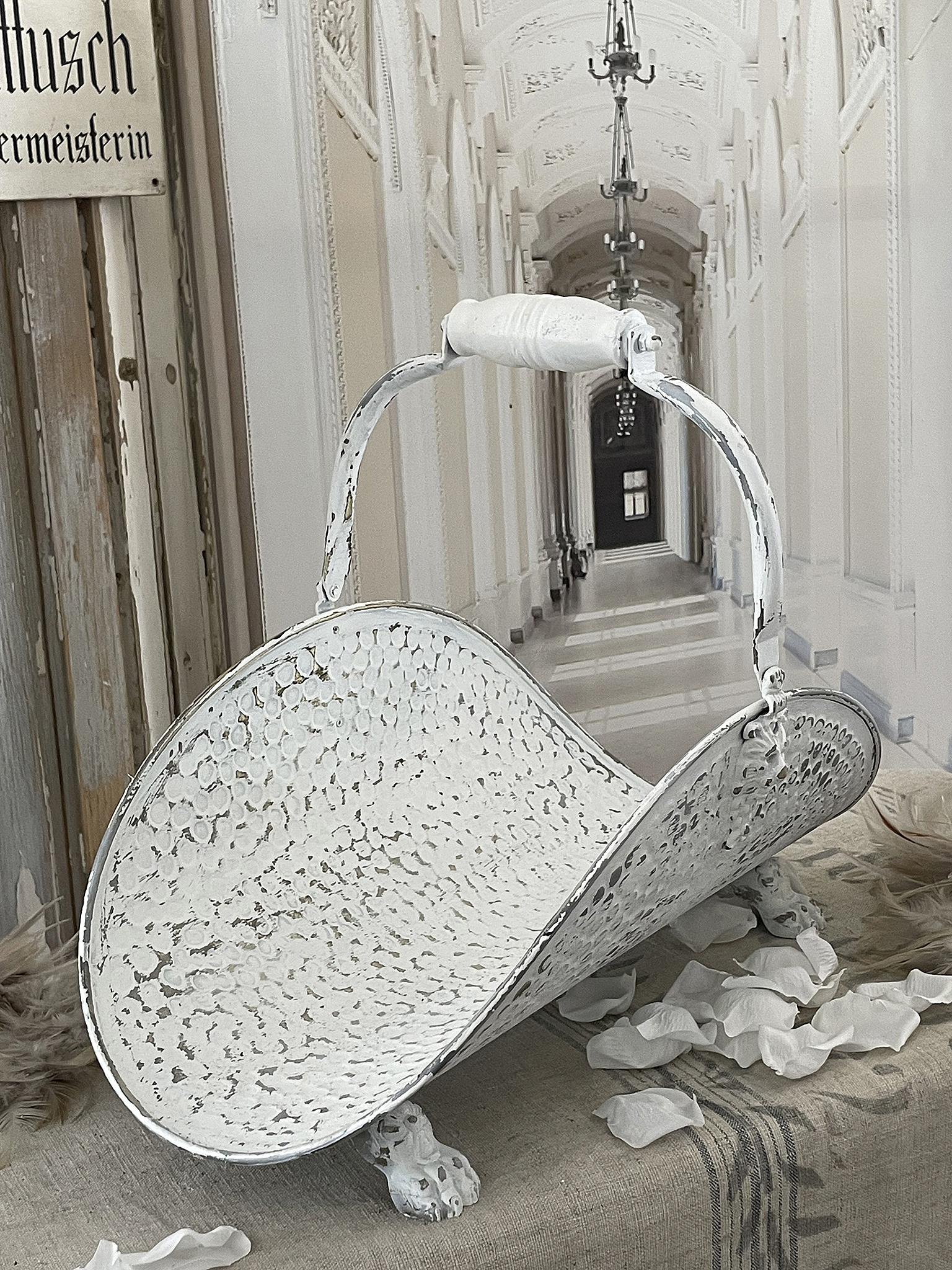 Antike weiße Wäschewanne mit schönem Design Dekorative weiße Wäschewanne auf einem Tisch mit Blumendekoration