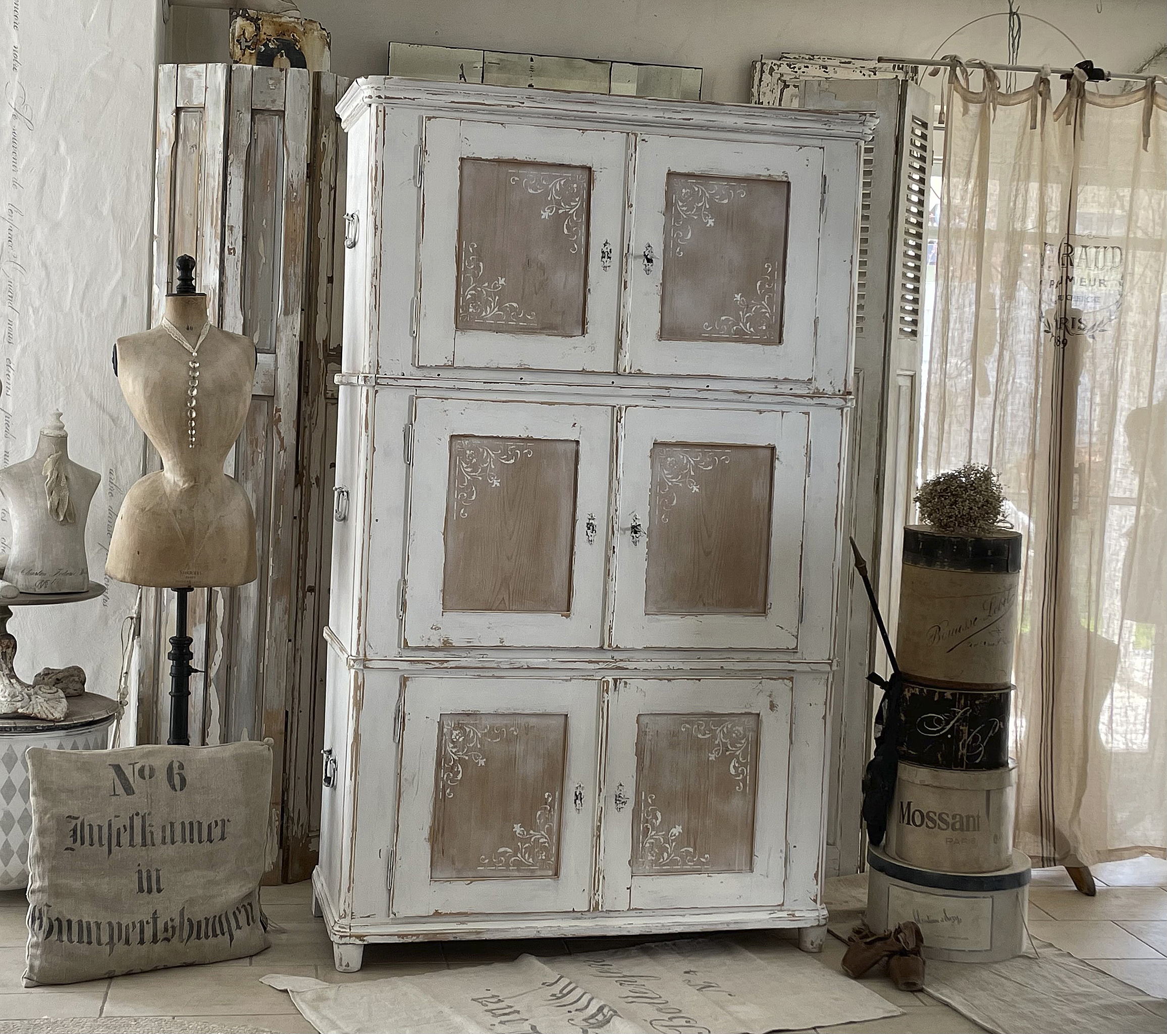 Antiker Kleiderschrank aus Holz mit verschnörkelter Front und Dekoration
