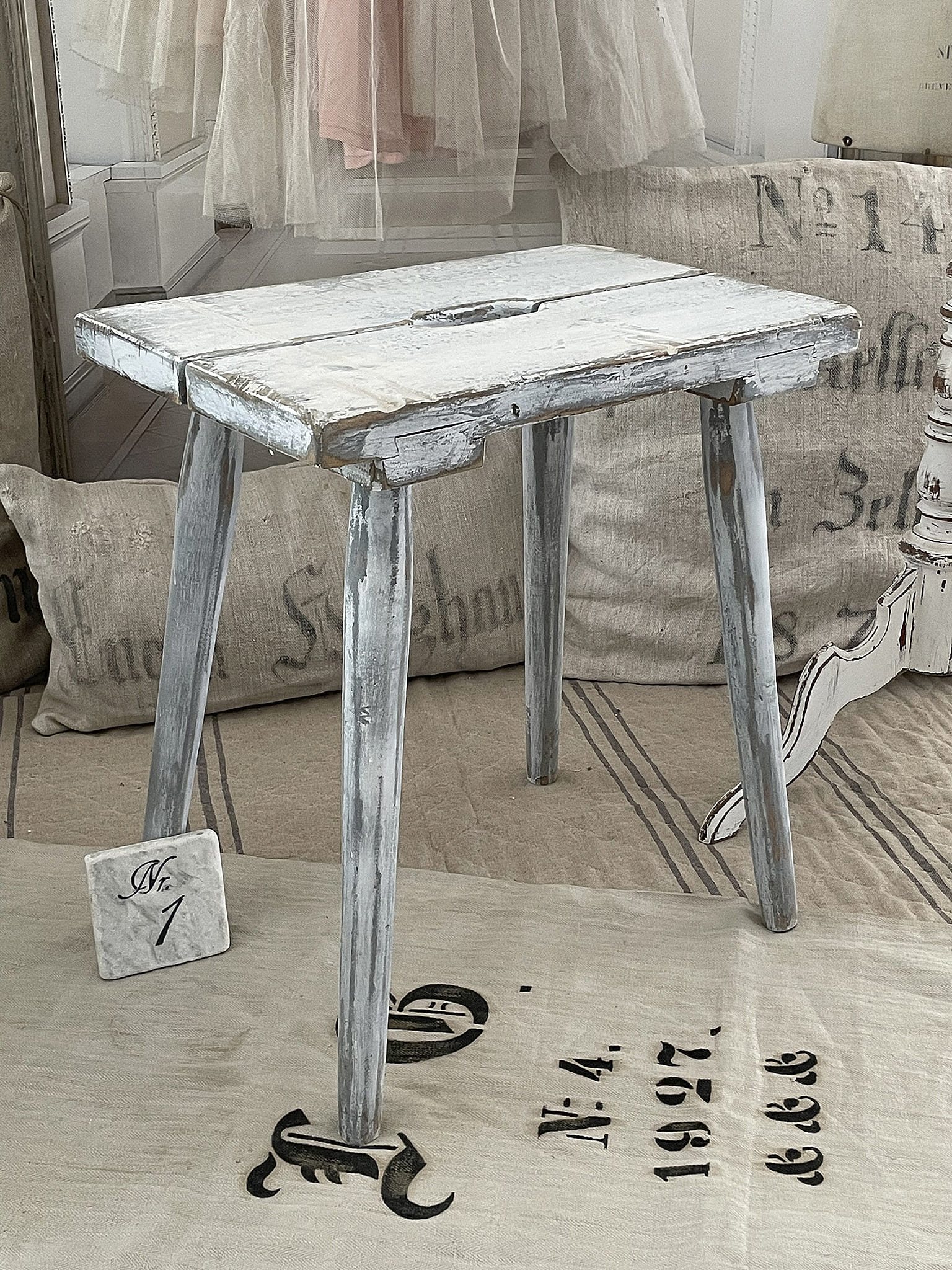 Alter robuster Shabby-Hocker 1