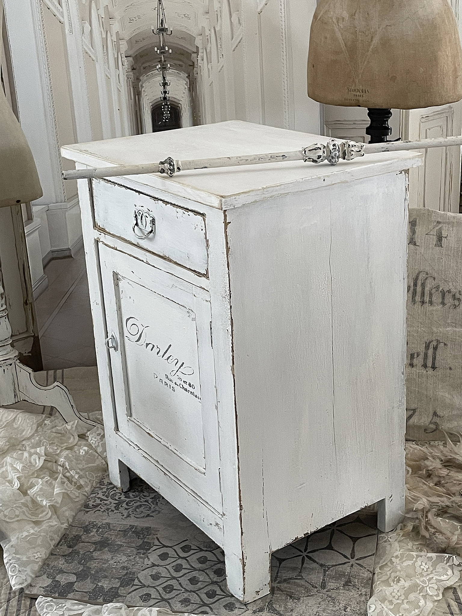 Antiker Beistellschrank in Shabbykleid*** Antiker Beistellschrank in Shabbykleid***