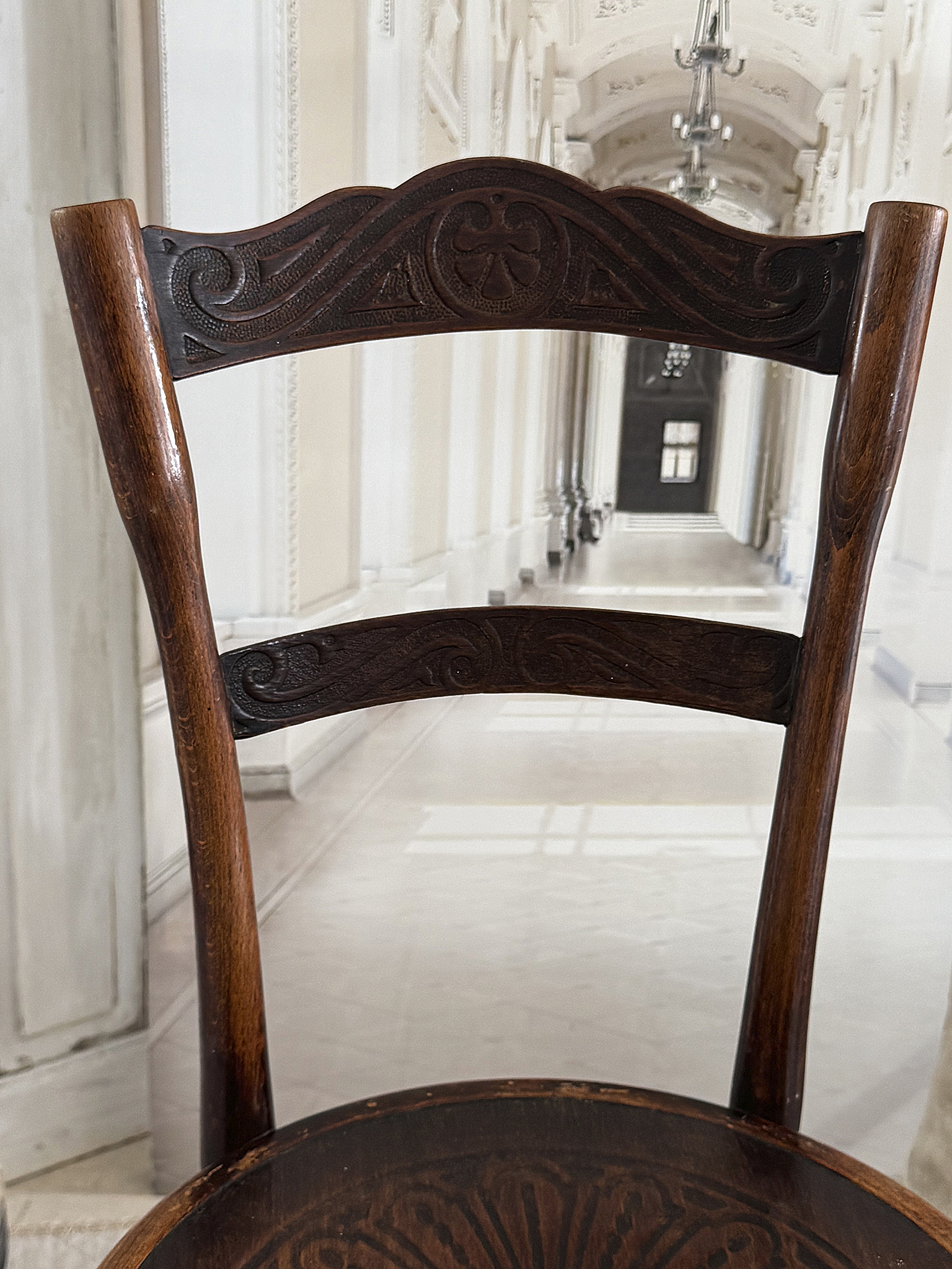 Bezaubernder alter Kohnstuhl – Originalholz, Ornamentprägung & Emblem***
