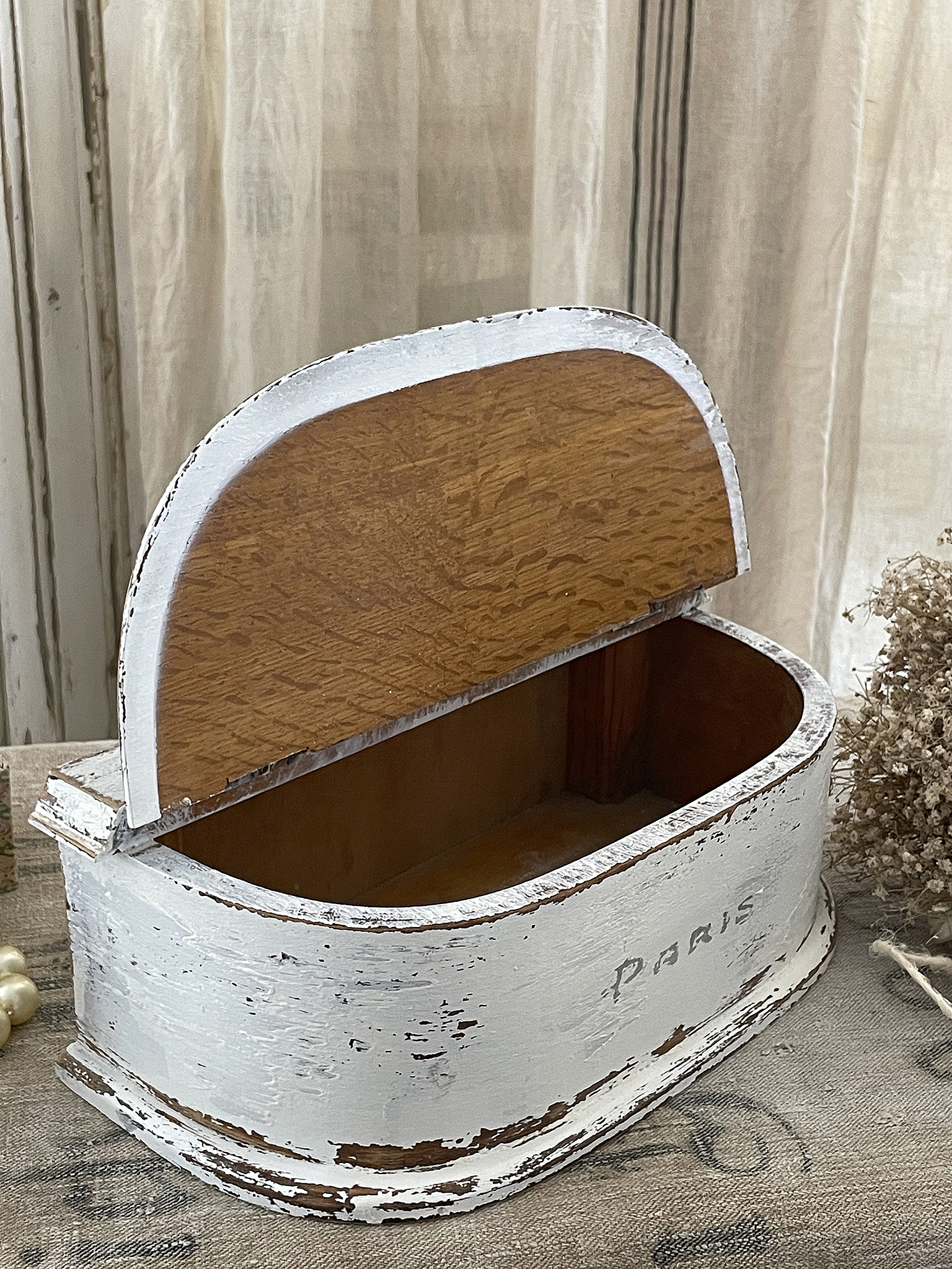 Vintage Holzkiste mit geöltem Innenraum und antikem Look Dekorative, offene Holzkiste in Weiß mit der Aufschrift 'Paris'