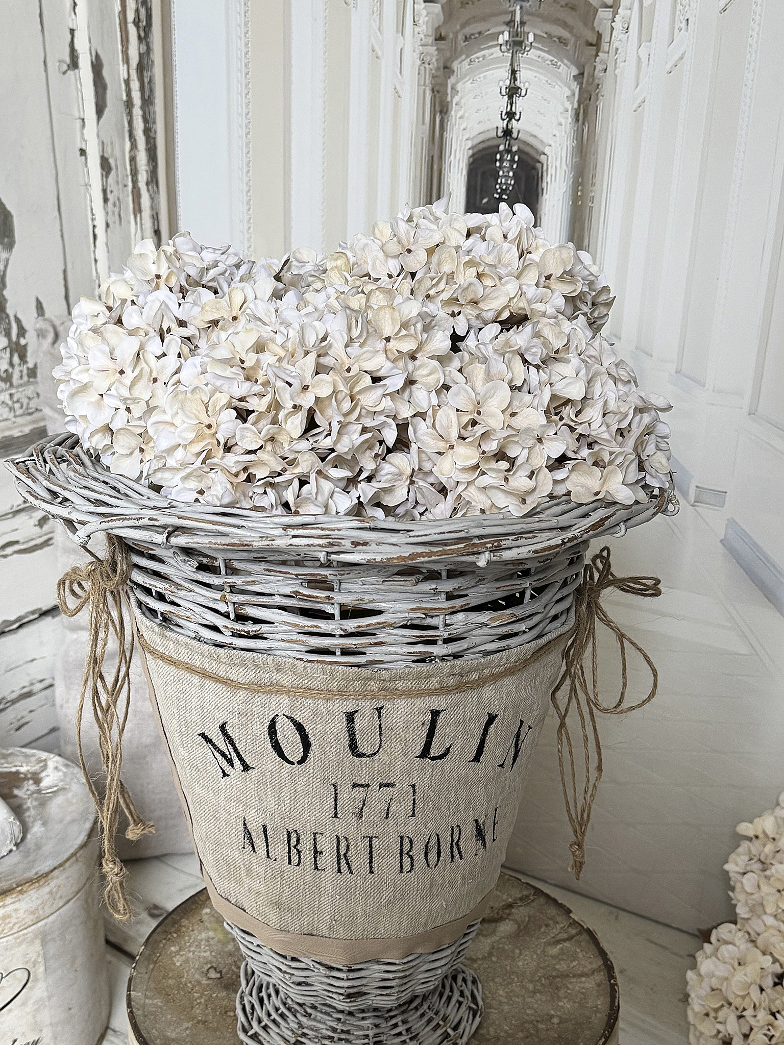 Alter Shabby-Weidenkorb mit Leinenschild 