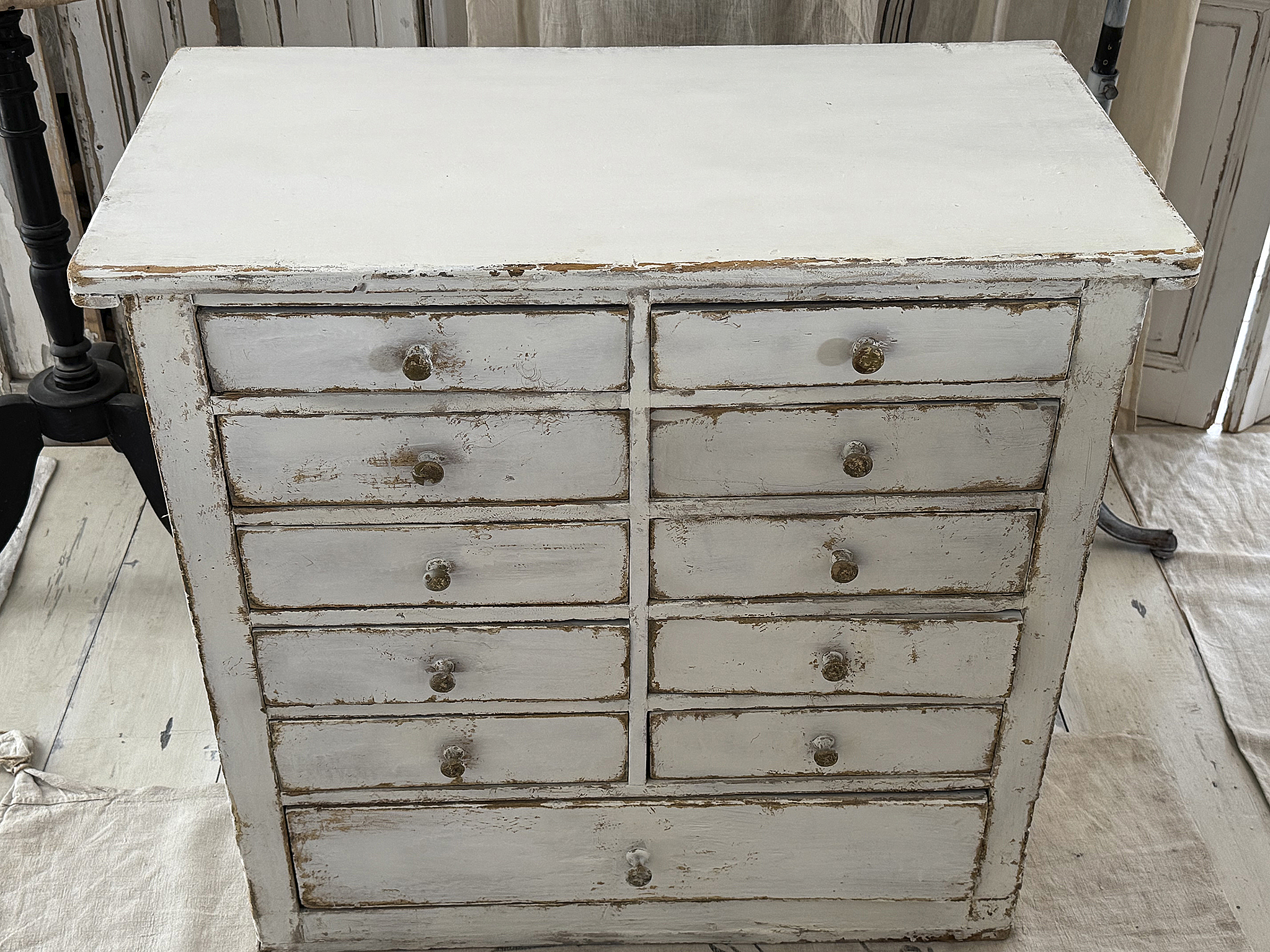 Alter Schubladenschrank aus Vollholz mit 11 Schubladen – Originaler Shabby-Charme***