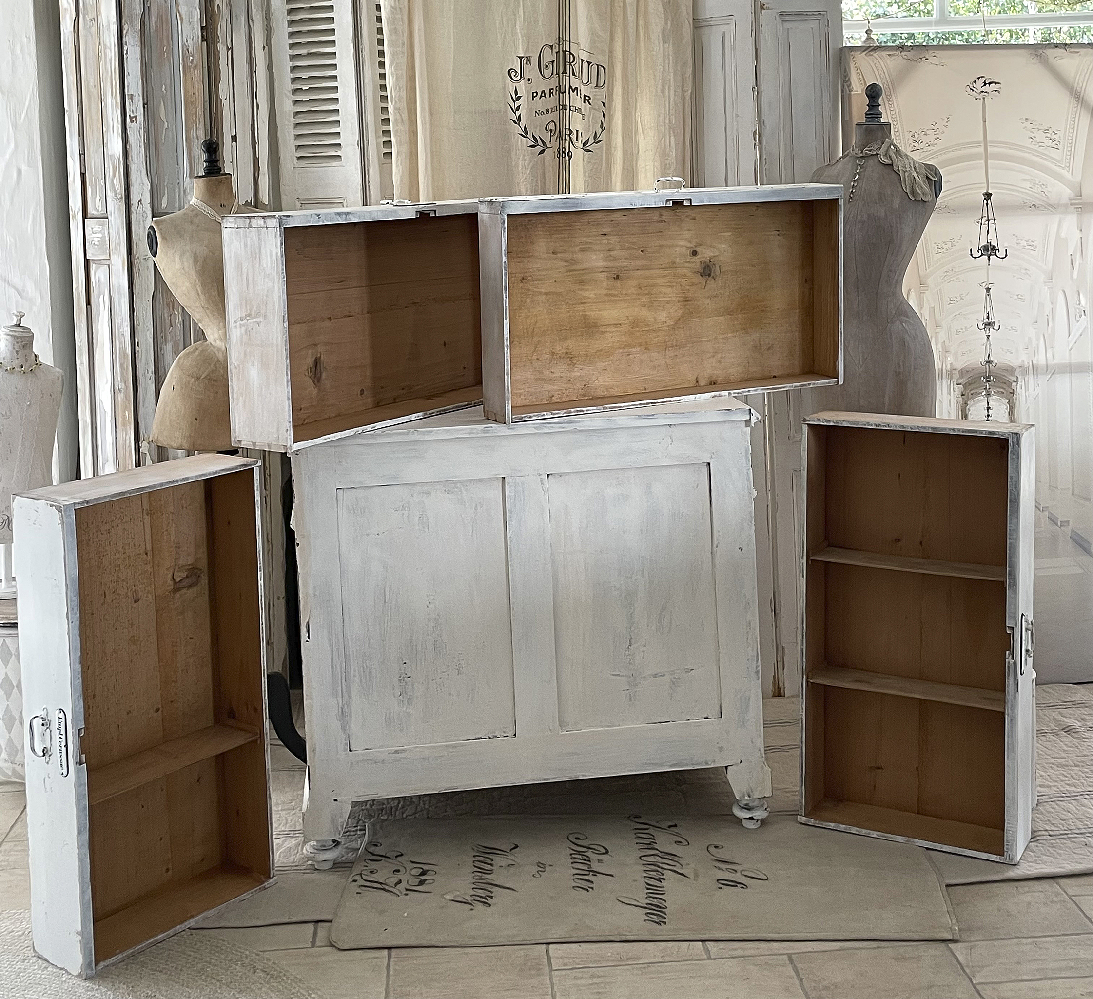 Vintage Aufbewahrungsschrank mit Fächern Weißer Vintage-Schrank mit geöffneten Fächern für stilvolle Aufbewahrung