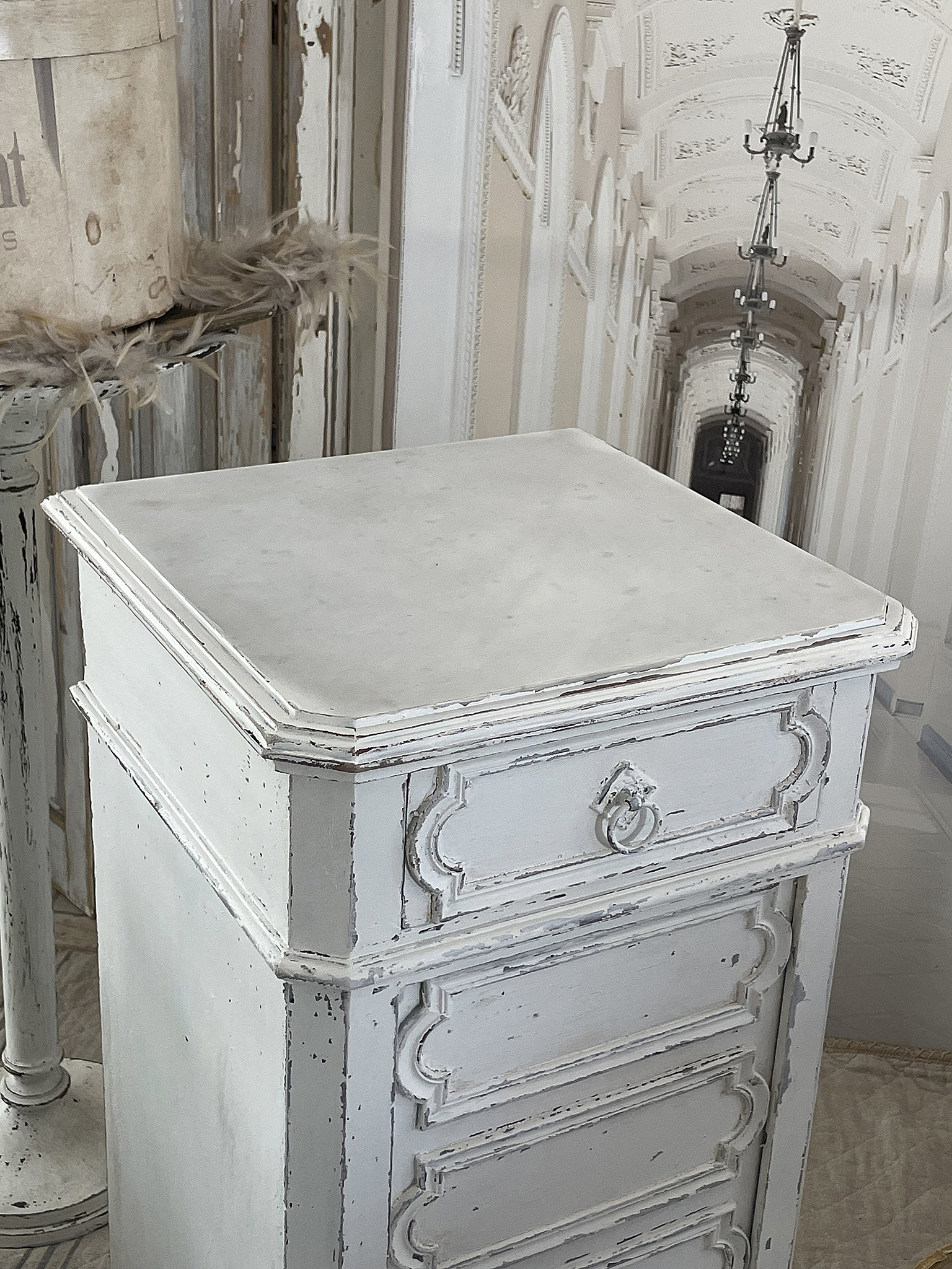 Antiker Säulenschrank im weißen Kleid*** Antiker Säulenschrank im weißen Kleid***