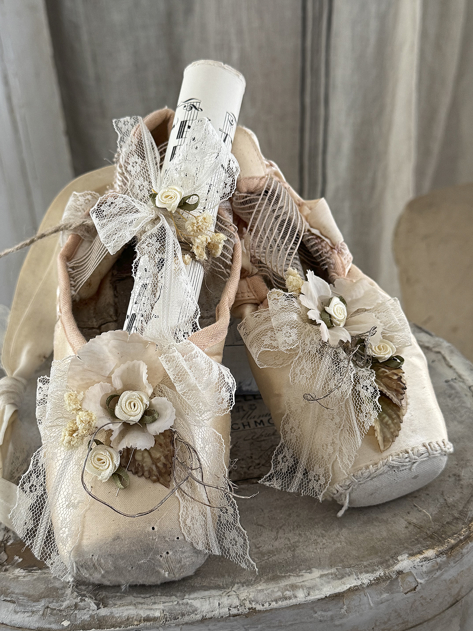 Romantisches Vintage-Unikat mit alten Spitzenschuhen – zauberhafte Dekoration mit Geschichte***