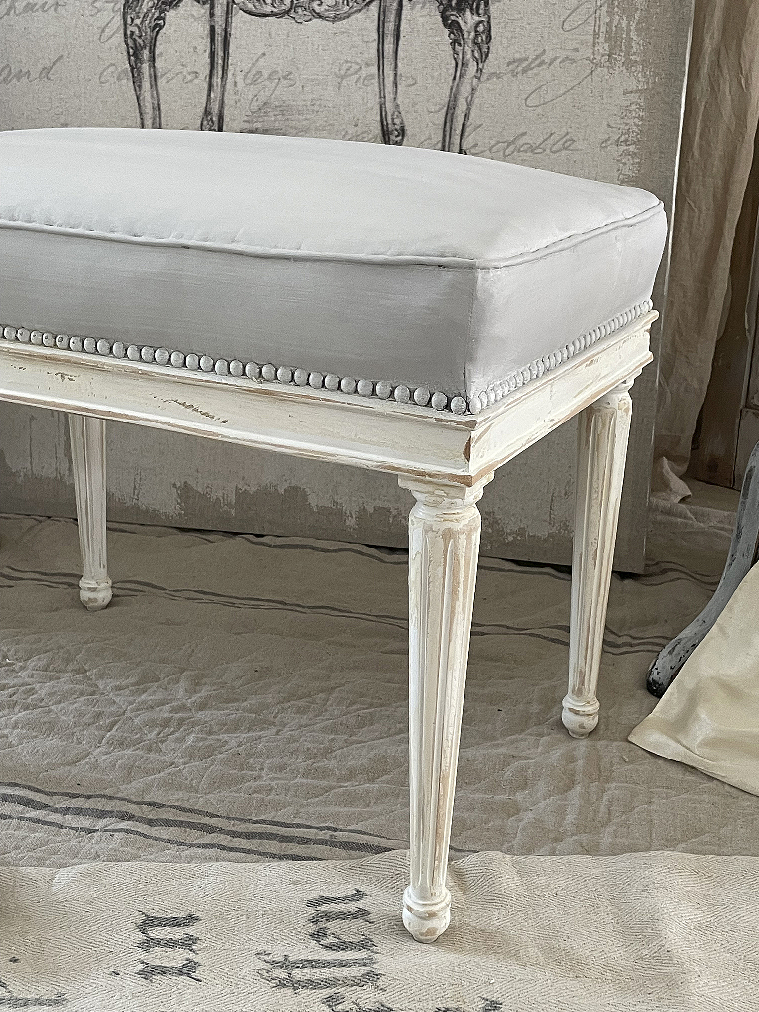 Eleganter Hocker mit gepolsterter Sitzfläche in Grau Stilvoller Hocker mit elegantem Design und grauer Polsterung