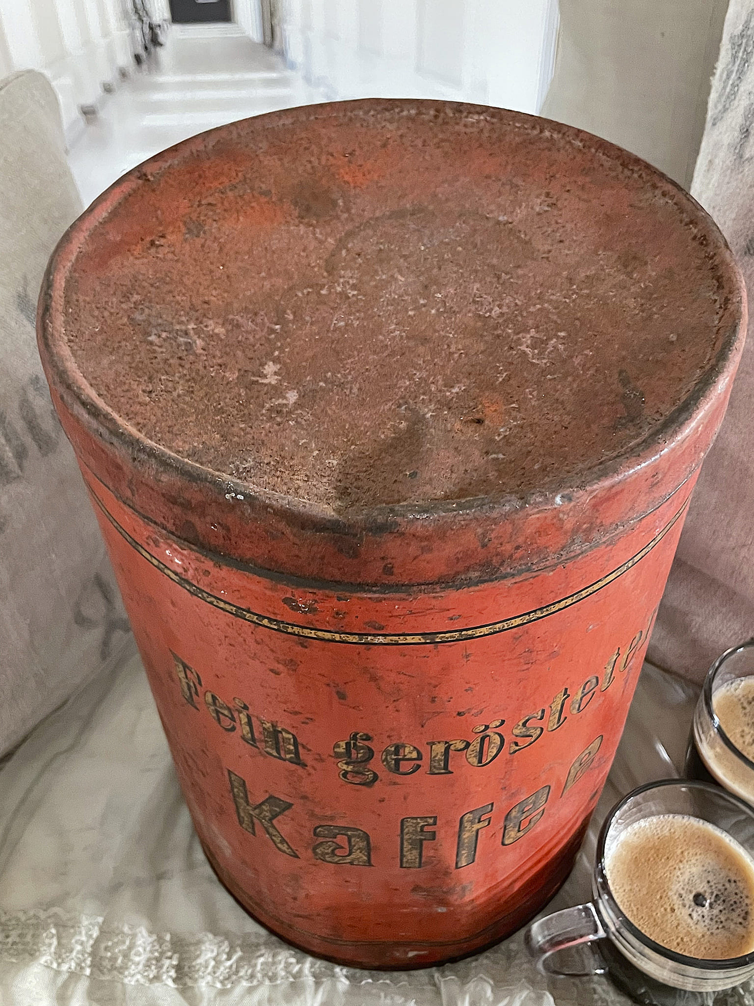 Alter Kaffeetopf mit der Aufschrift 'Fein gerösteter Kaffee' und zwei Kaffeetassen