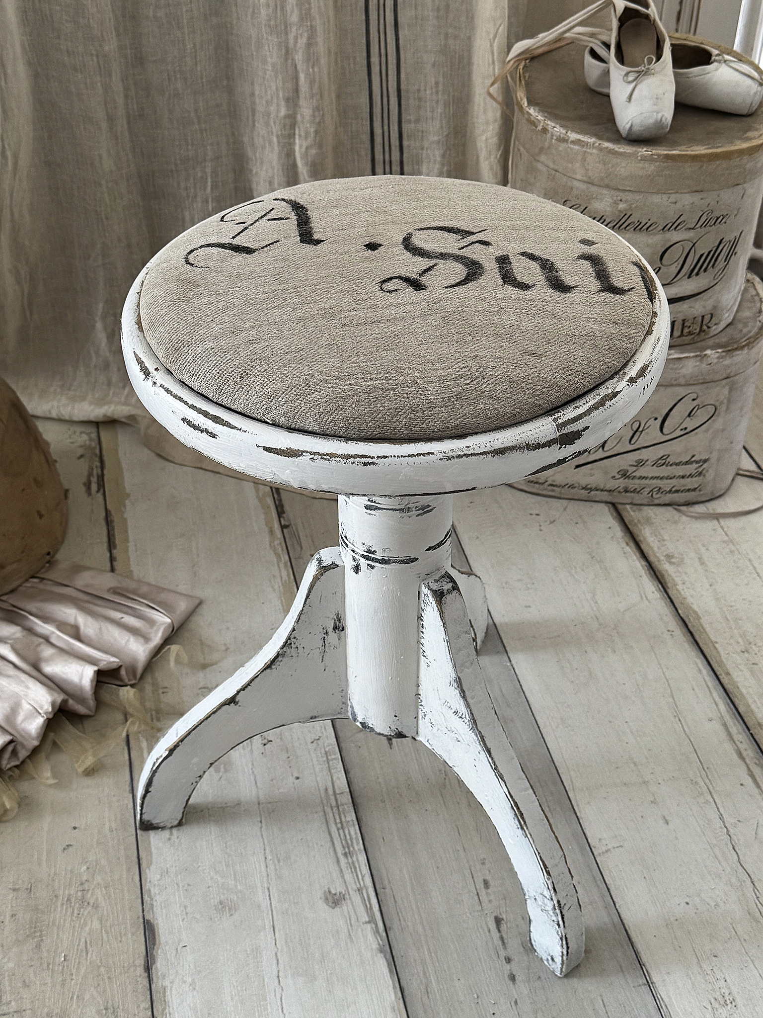 Alter Klavierhocker im Shabby Chic mit Leinensack-Bezug***