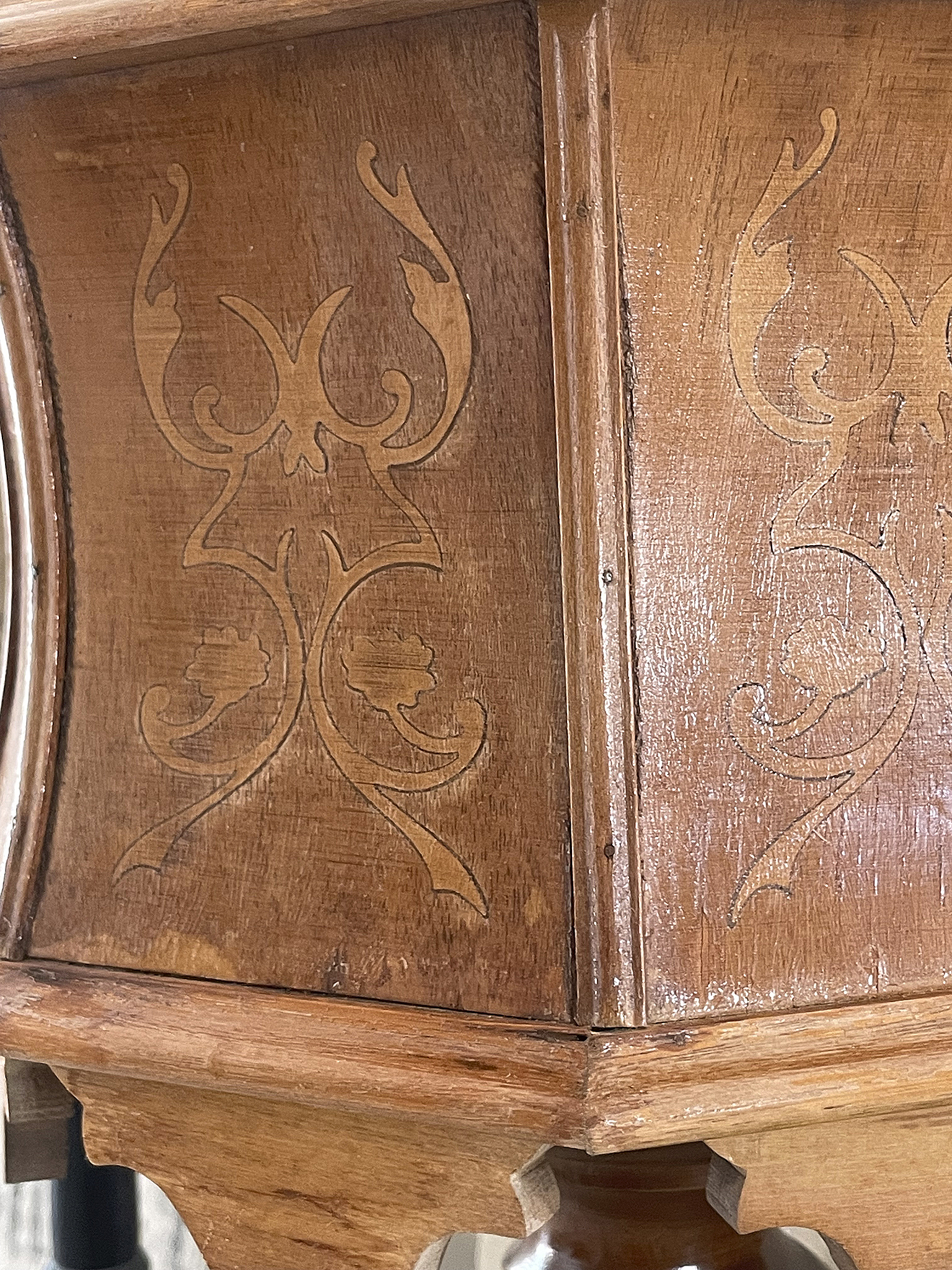 Detailansicht eines kunstvoll verzierten Holzmöbels Kunstvoll graviertes Holzdesign eines Möbelstücks