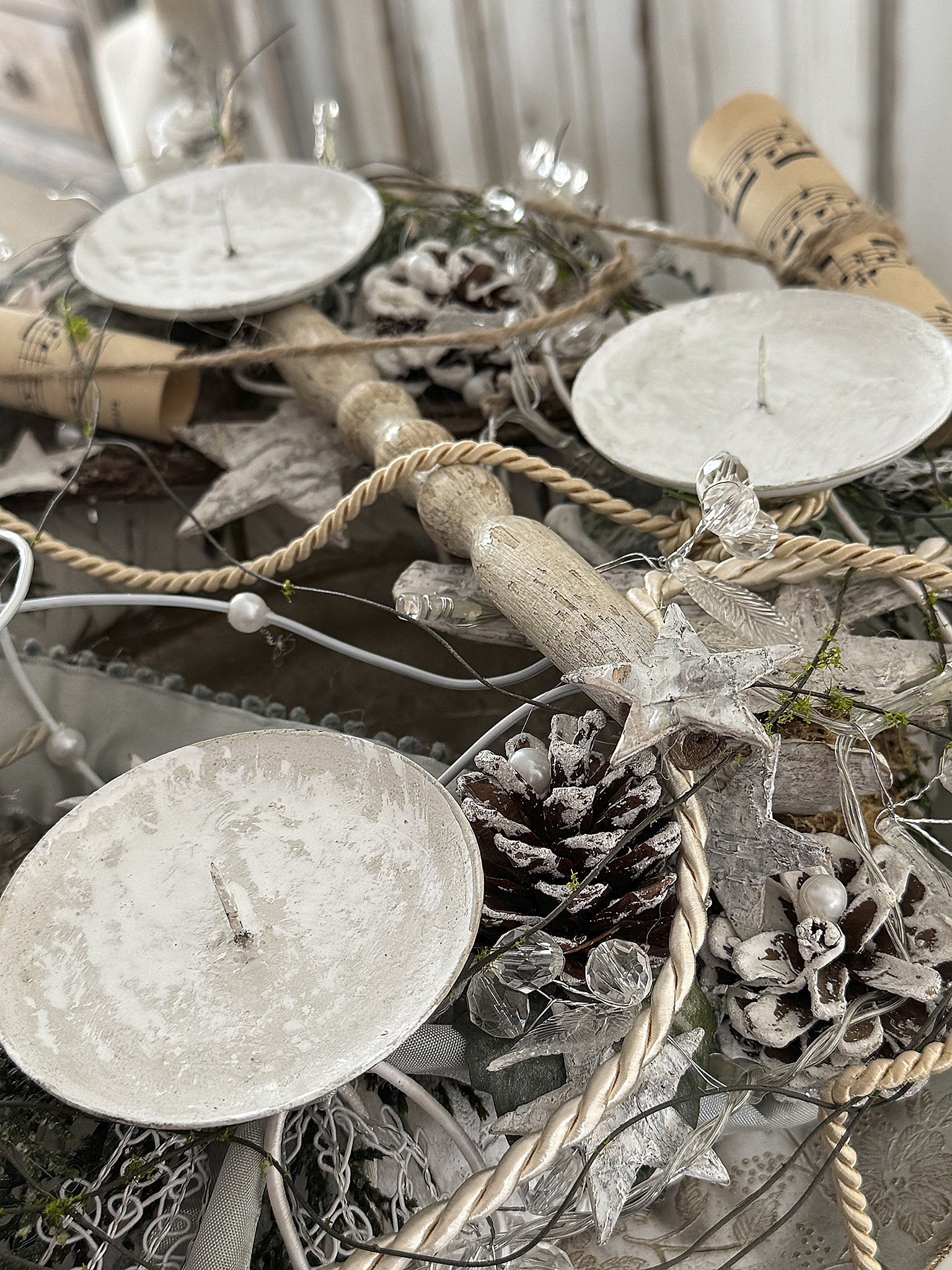 Zauberhafter handgefertigter Adventskranz auf nostalgischer Fußschale – Romantischer Shabby Chic mit Lichterglanz***