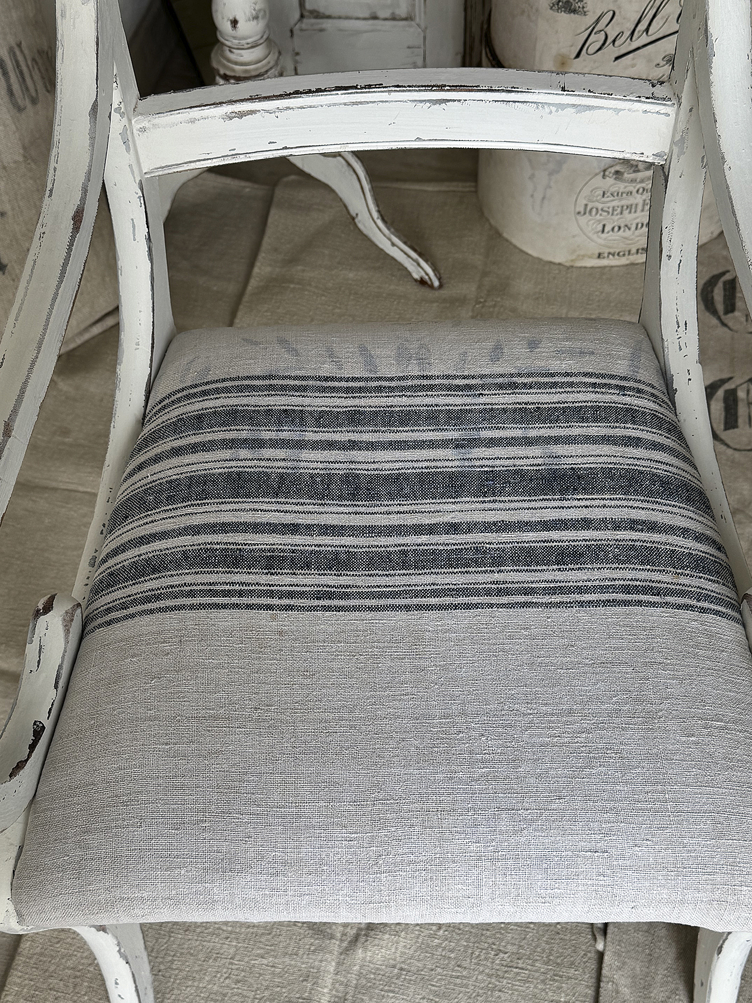 Geschwungener Armlehnenstuhl im Shabby Chic – Vintage Vollholzstuhl mit altem Mehlsack***