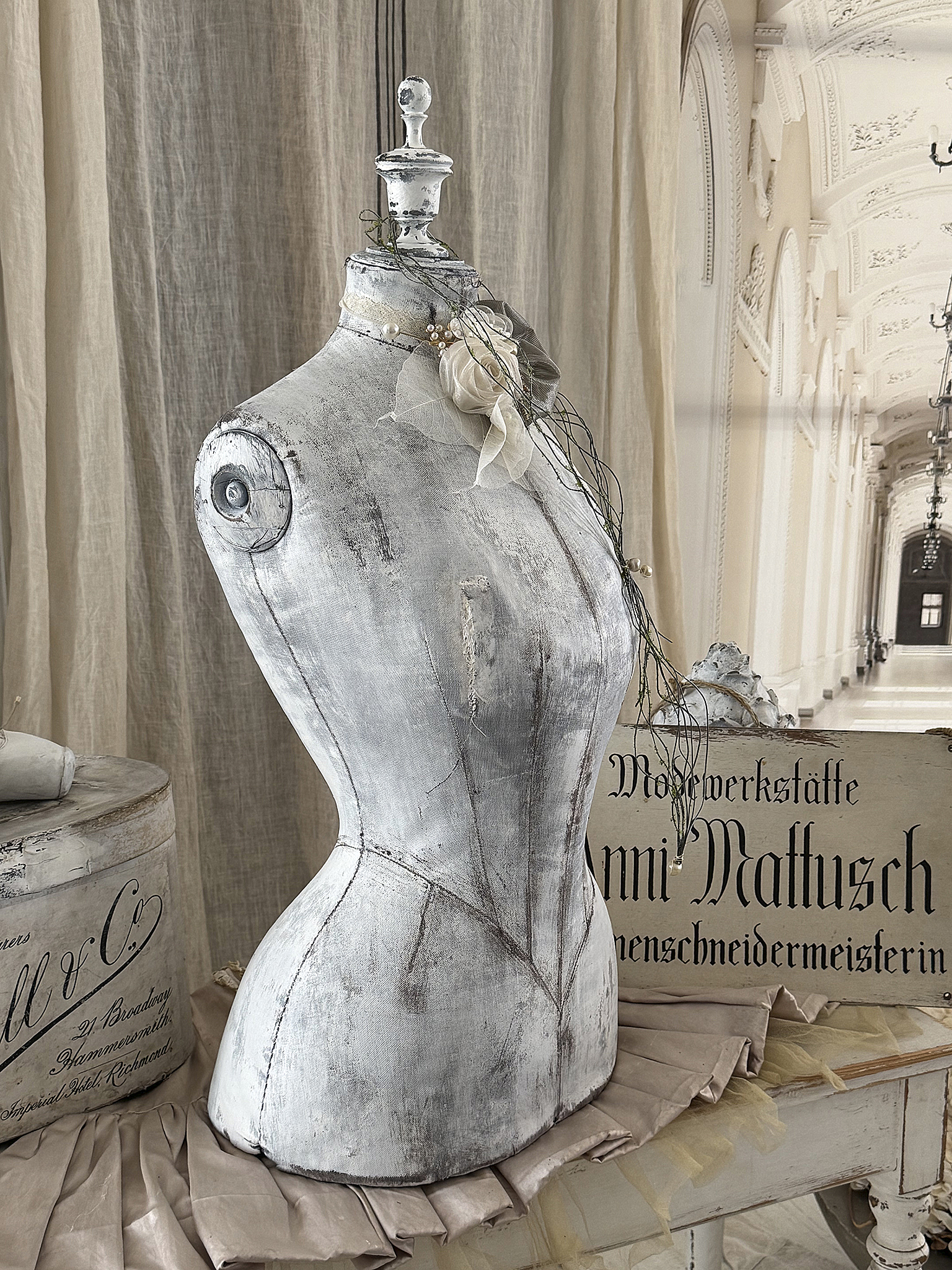 Reserviert! Antiker Schneider-Torso „Zarte Taille“ im romantischen Vintage-Look***