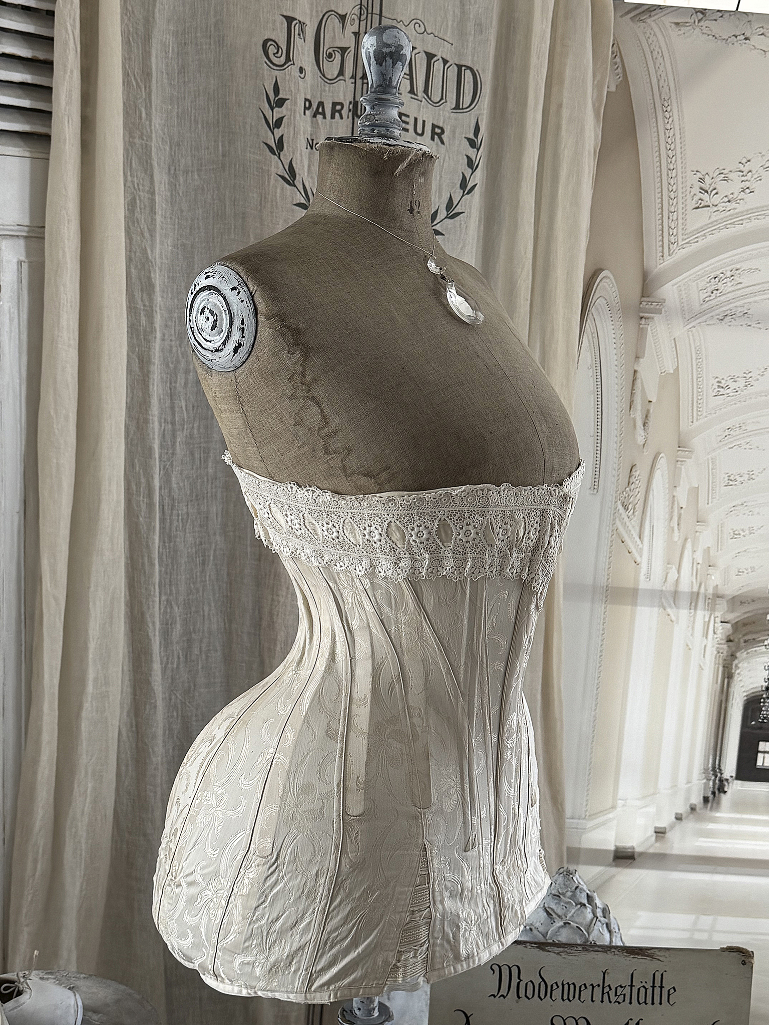 Antike Schneiderbüste „Wespentaille“ mit Vintage-Korsett – Sammlerstück***