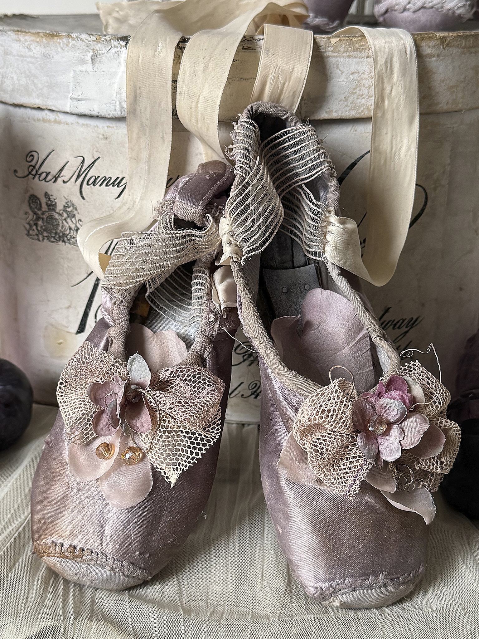 Alte Ballettspitzenschuhe im Malveton- Getanzte Erinnerung 1***