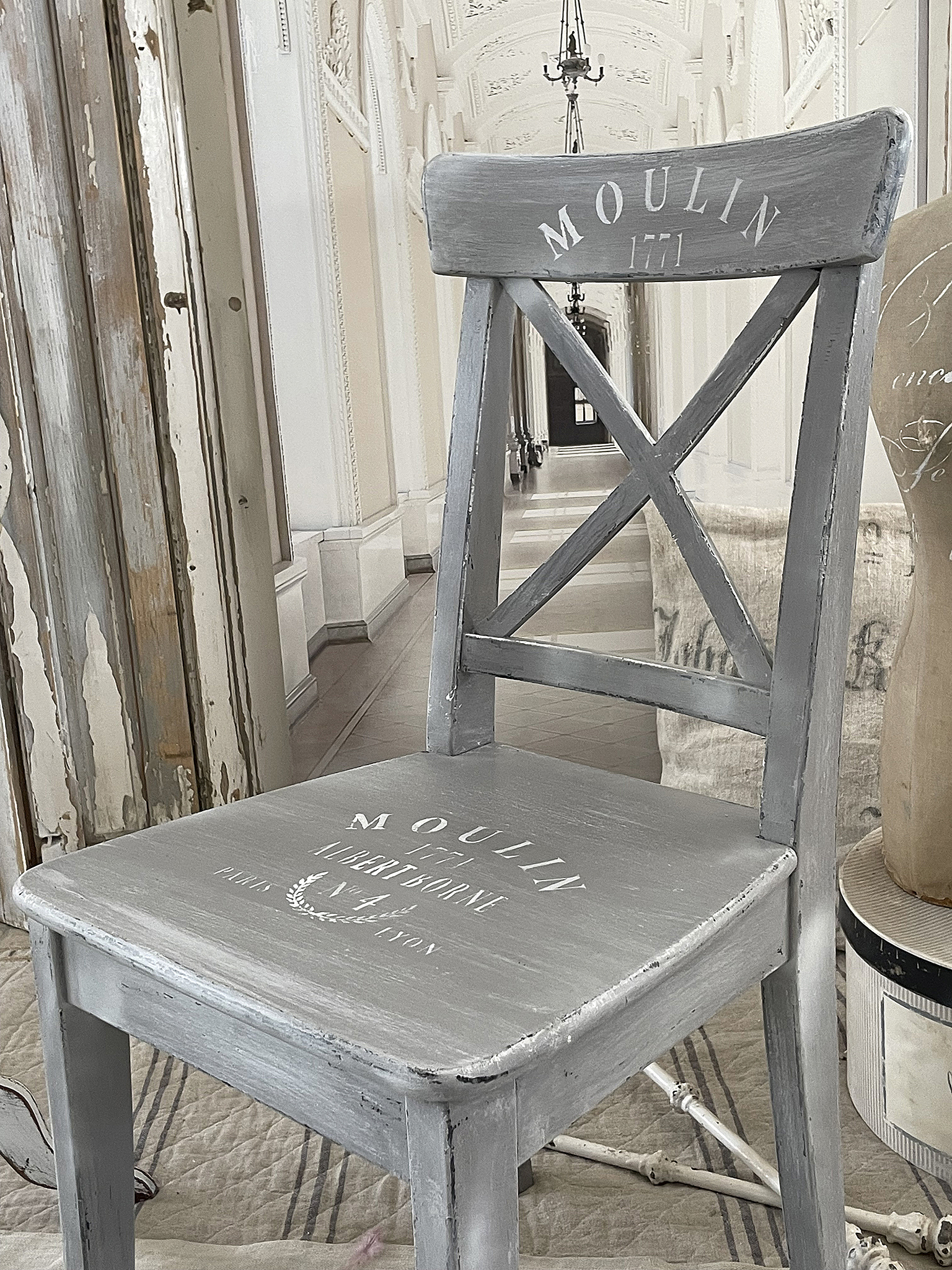 Robuster Holzstuhl in taupe/weiß*** Robuster Holzstuhl in taupe/weiß***