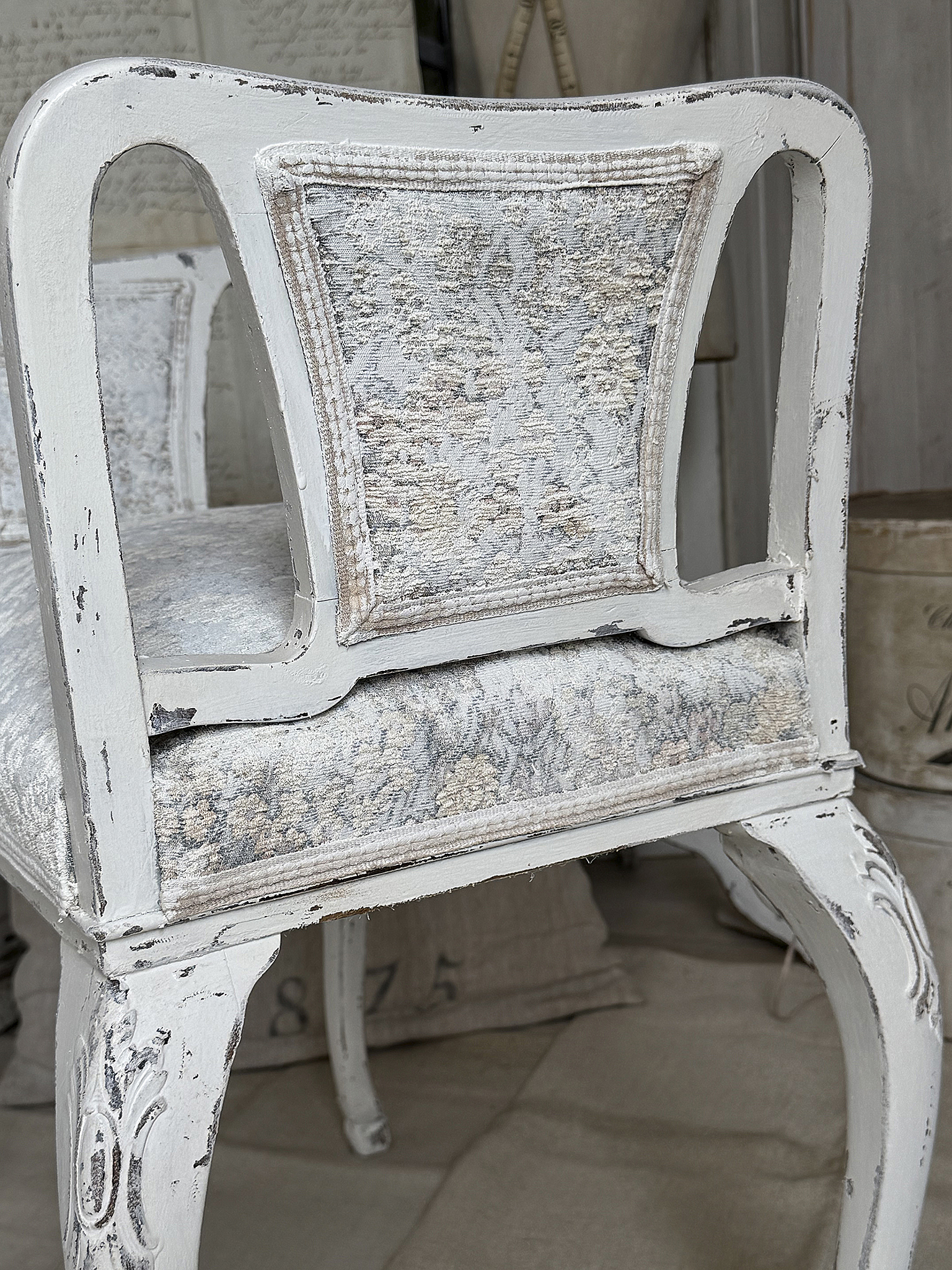 Antiker Chippendale-Gondelhocker im Shabby Chic