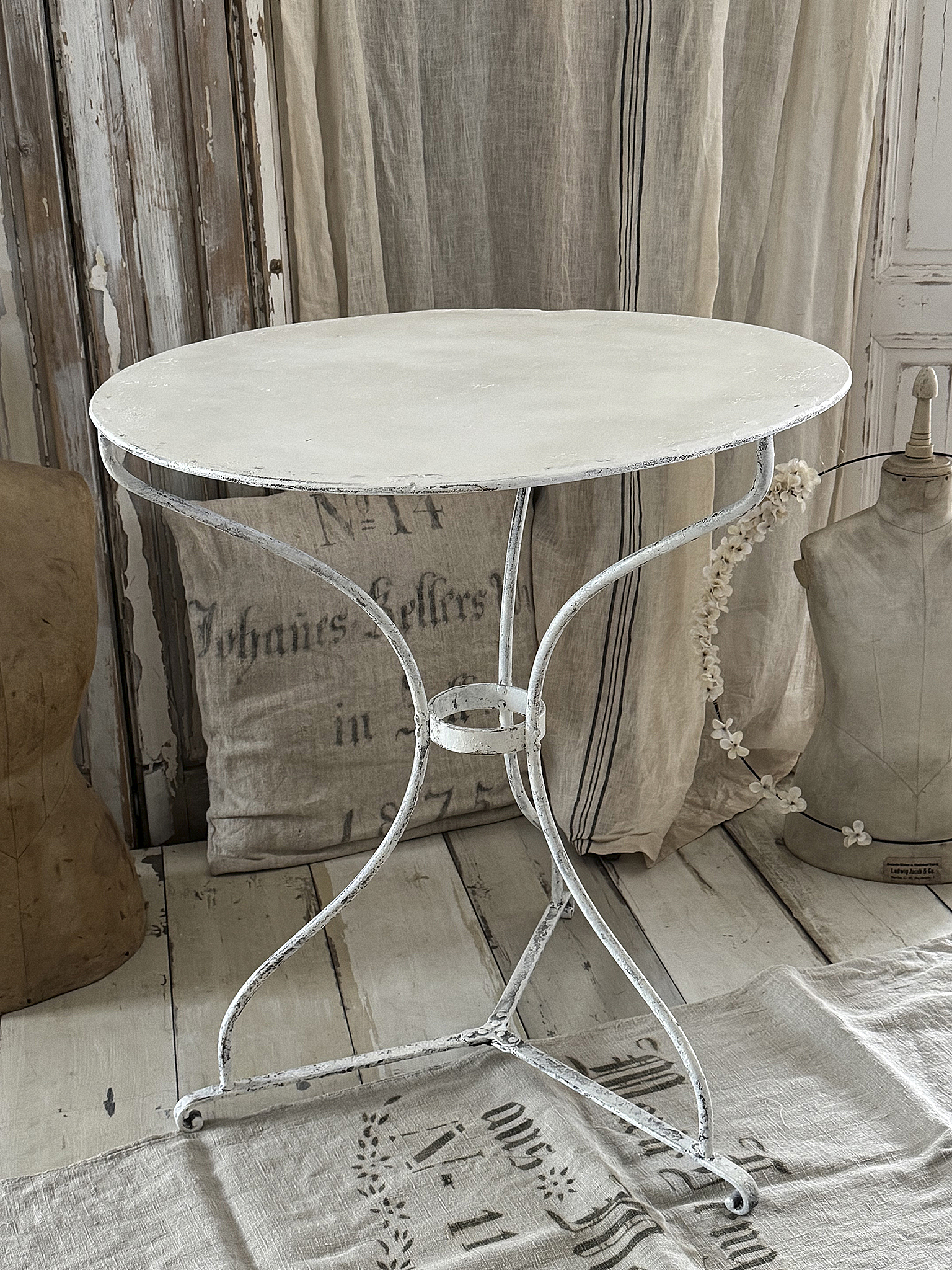 Charmanter französischer Vintage-Gartentisch aus Eisen