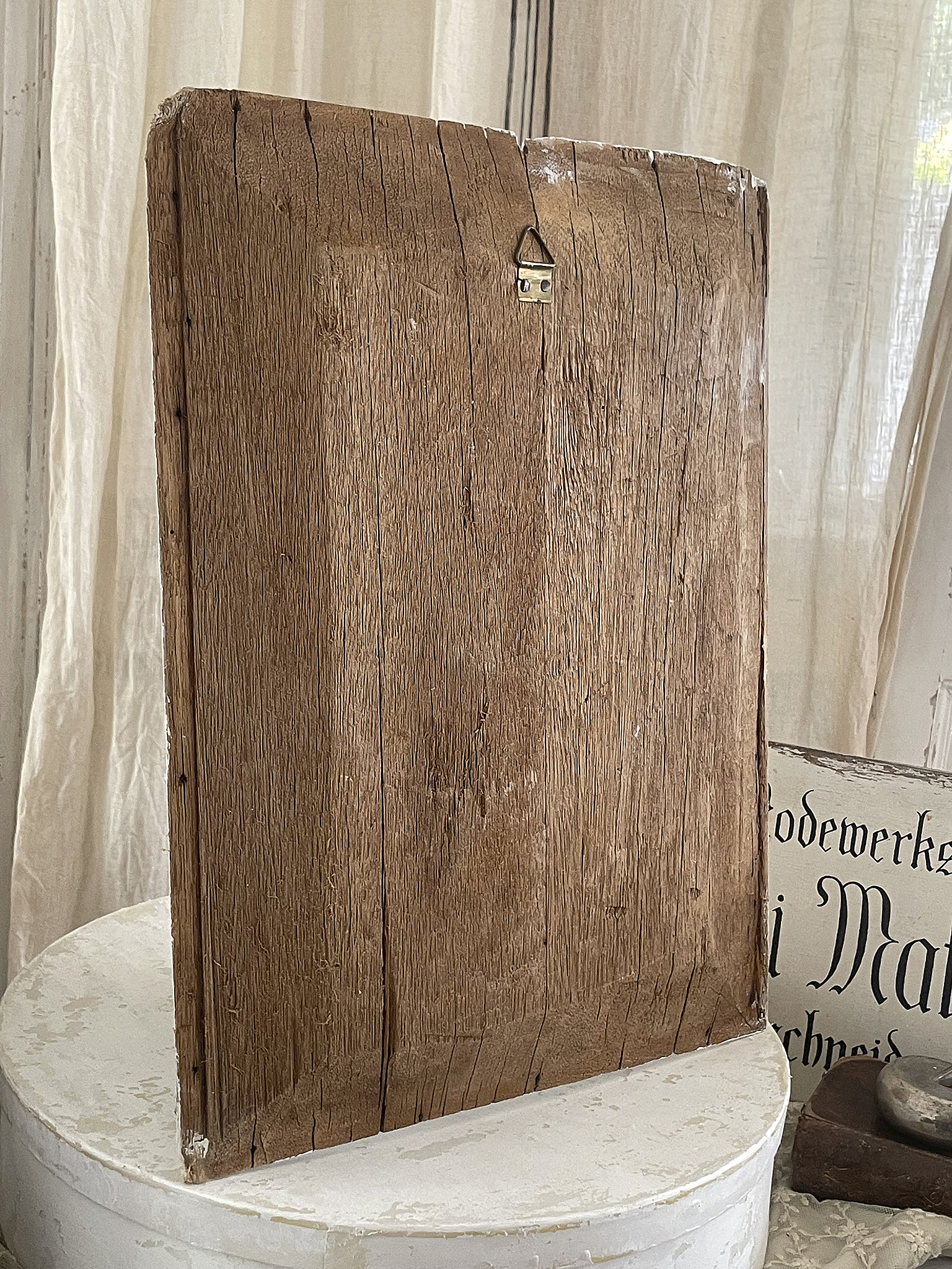 Rustikales Holzbrett als Dekoration Rustikales Holzbrett mit Haken zur Wandmontage, ideal für Landhausstil