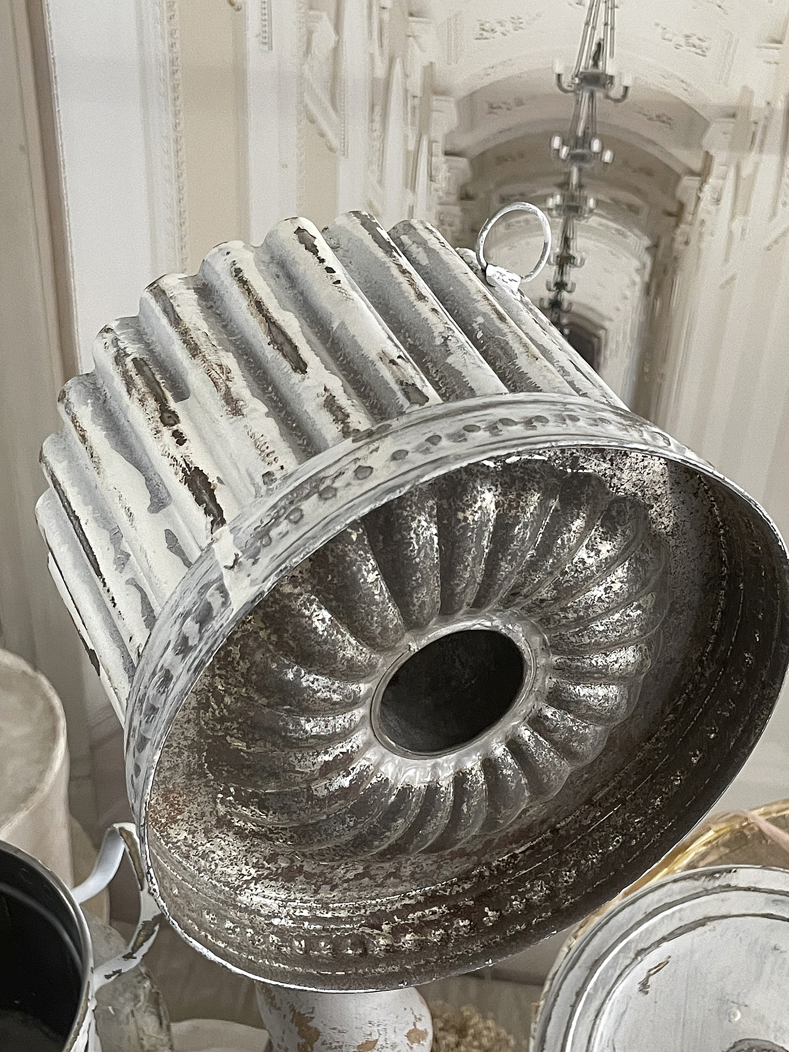 Antike Metallform für kreative Dekoration Antike Metallform mit geriffeltem Muster, ideal für Deko und Bastelprojekte