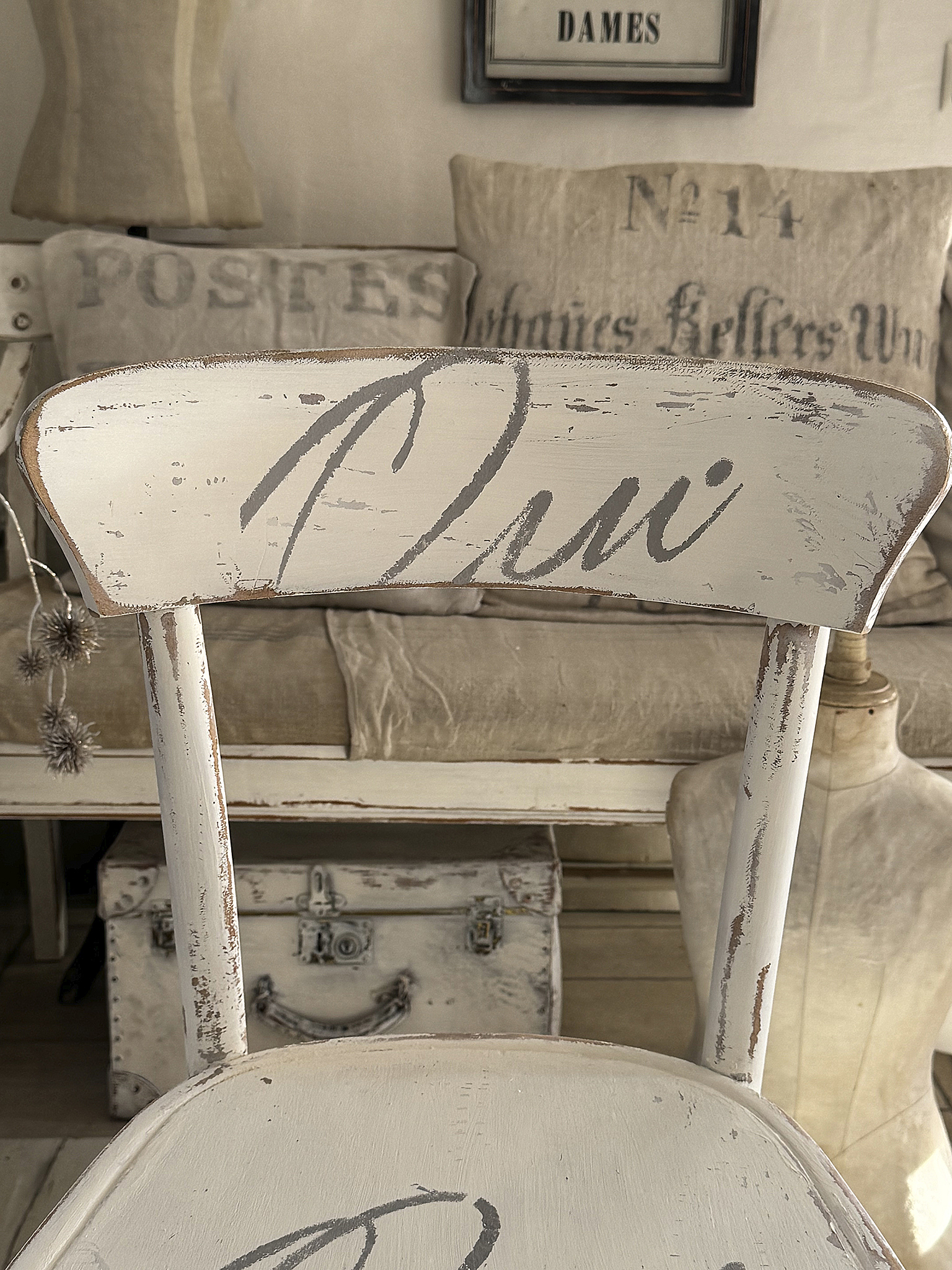 Alter Bugholzstuhl mit Shabbykleid Qui Ma Cherie***