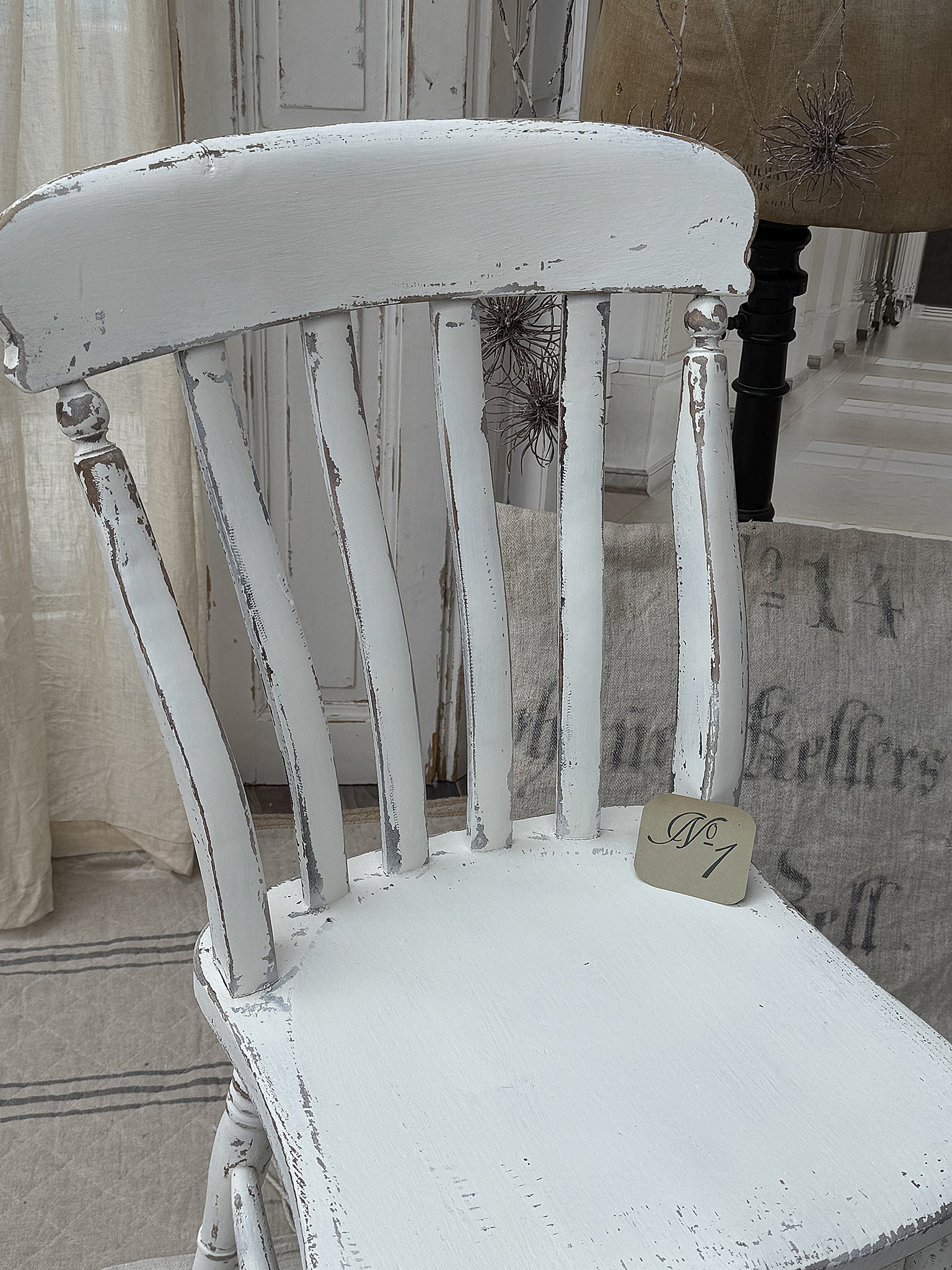 Reizender alter Bauernstuhl im weißen Shabby-Kleid