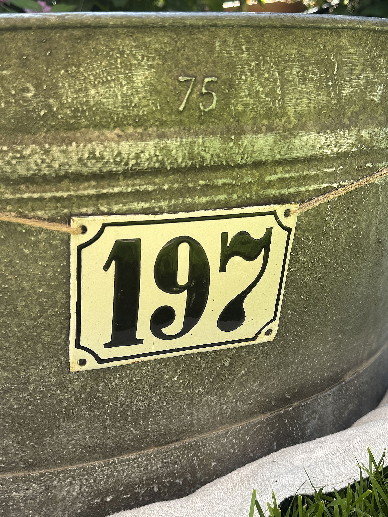 Alte Zinkwanne 75 Liter mit Emailleschild