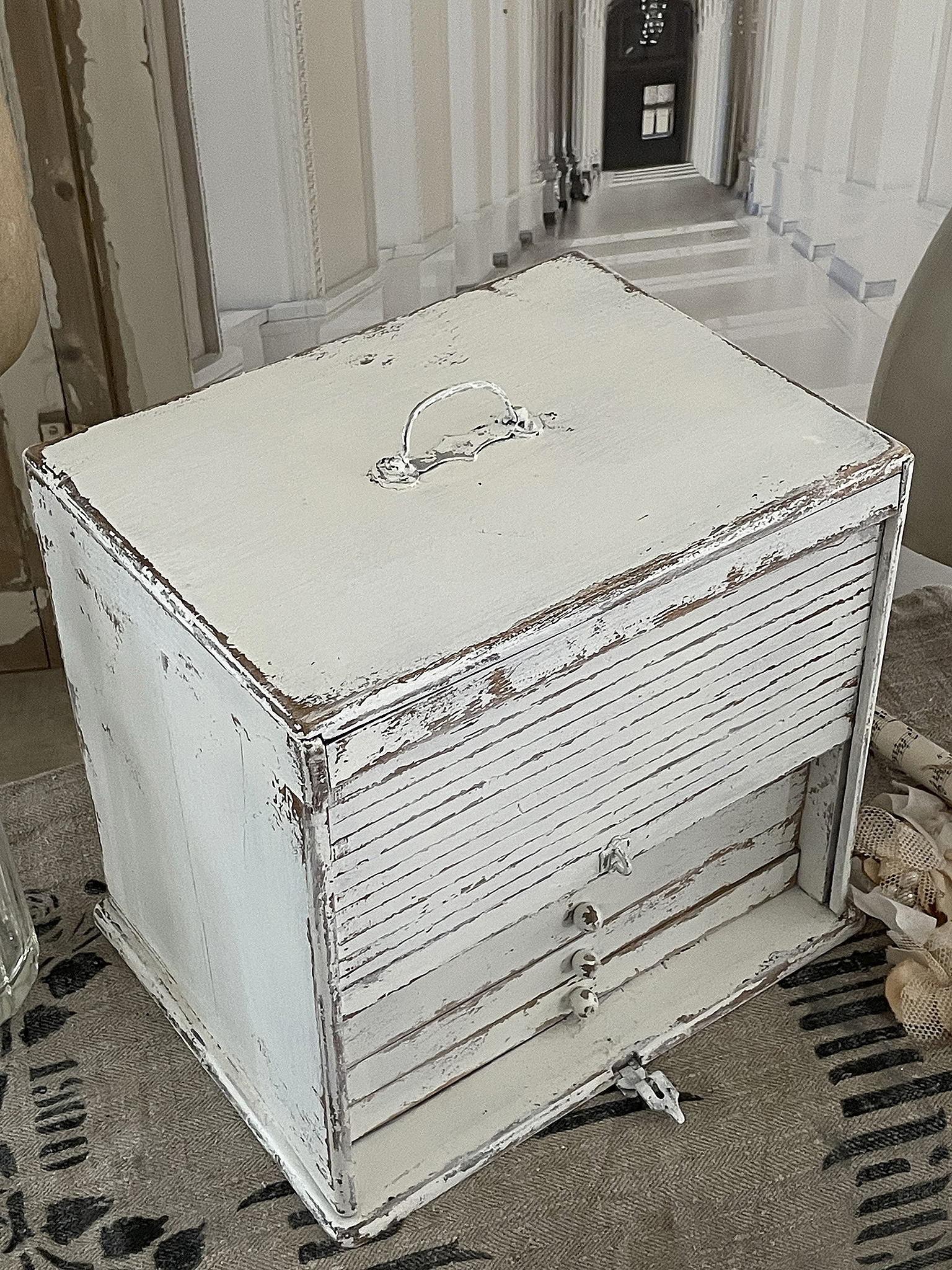 Weißer Holzschrank im Shabby-Chic-Design mit Schubladen und Griff