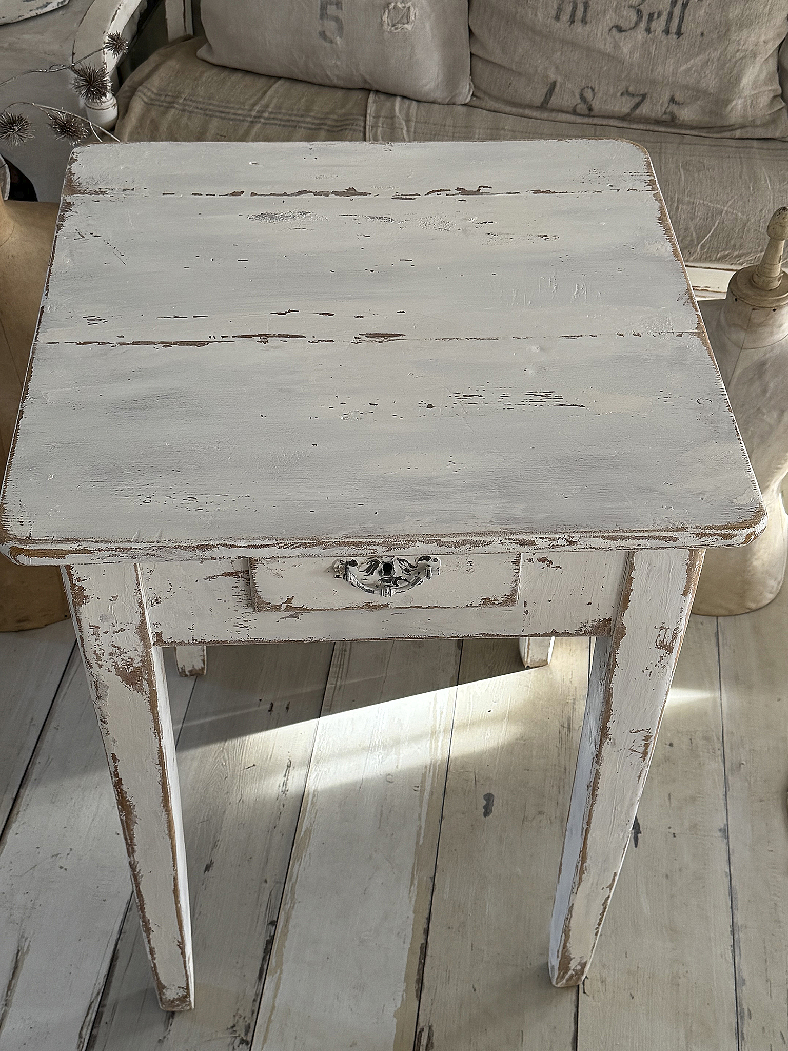 Alter Arbeitstisch / Hochtisch aus Vollholz im weißen Shabbykleid***