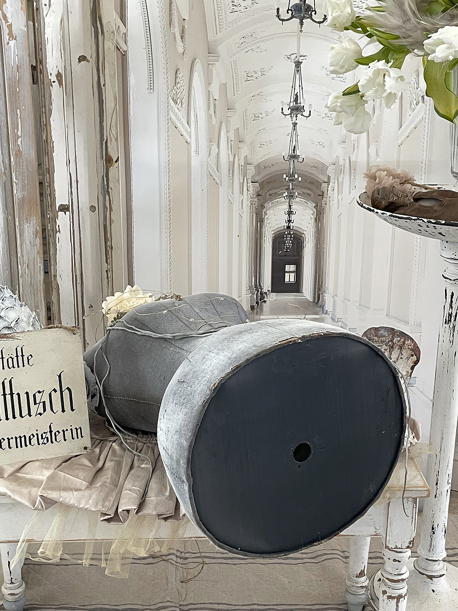 Dekorativer alter Behälter auf einem Tisch in einem eleganten Raum