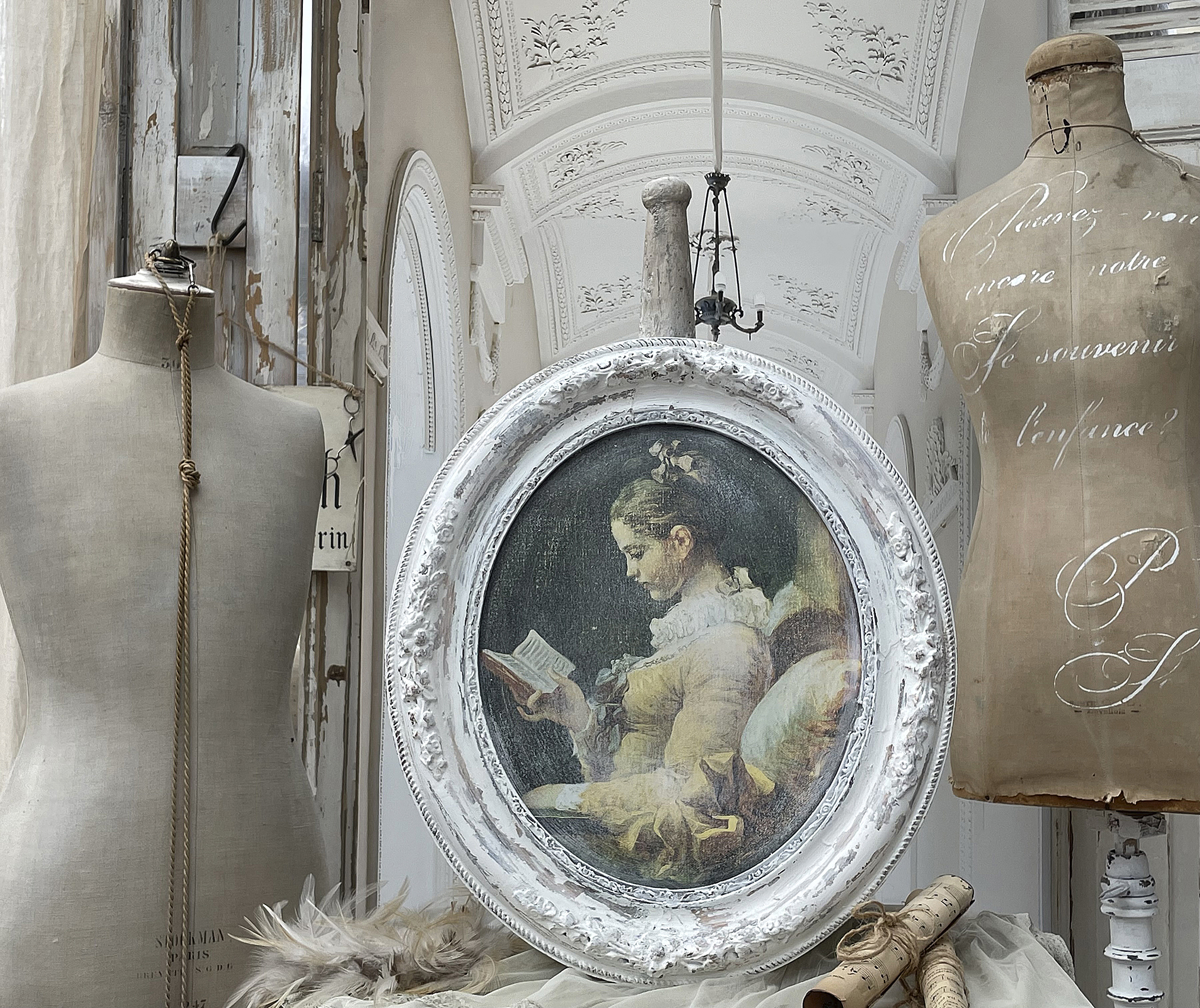Elegantes Interieur mit antiquarischem Gemälde Antik eingerichteter Raum mit einem Rahmenbild einer lesenden Dame und Schneiderpuppen