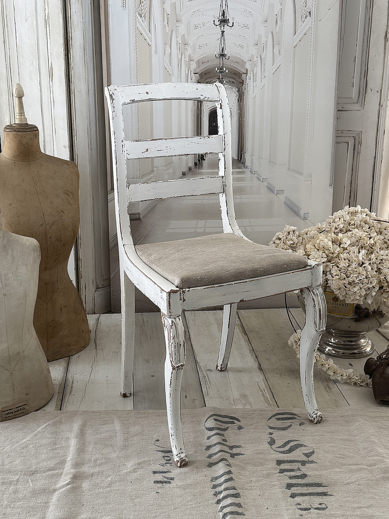 Antiker Holzstuhl – Shabby Chic in Mattweiß – Sitzpolster aus altem Leinen – Vintage Unikat***
