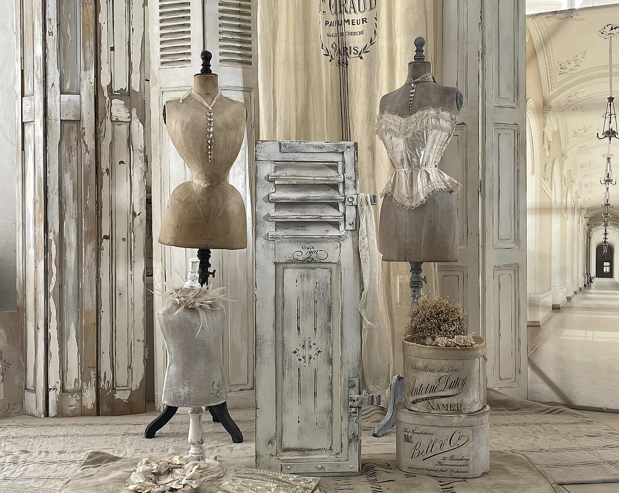 Antike Schneiderpuppen und dekorative Elemente in nostalgischer Raumgestaltung Drei antike Schneiderpuppen und nostalgische Deko-Objekte in elegantem Interieur.