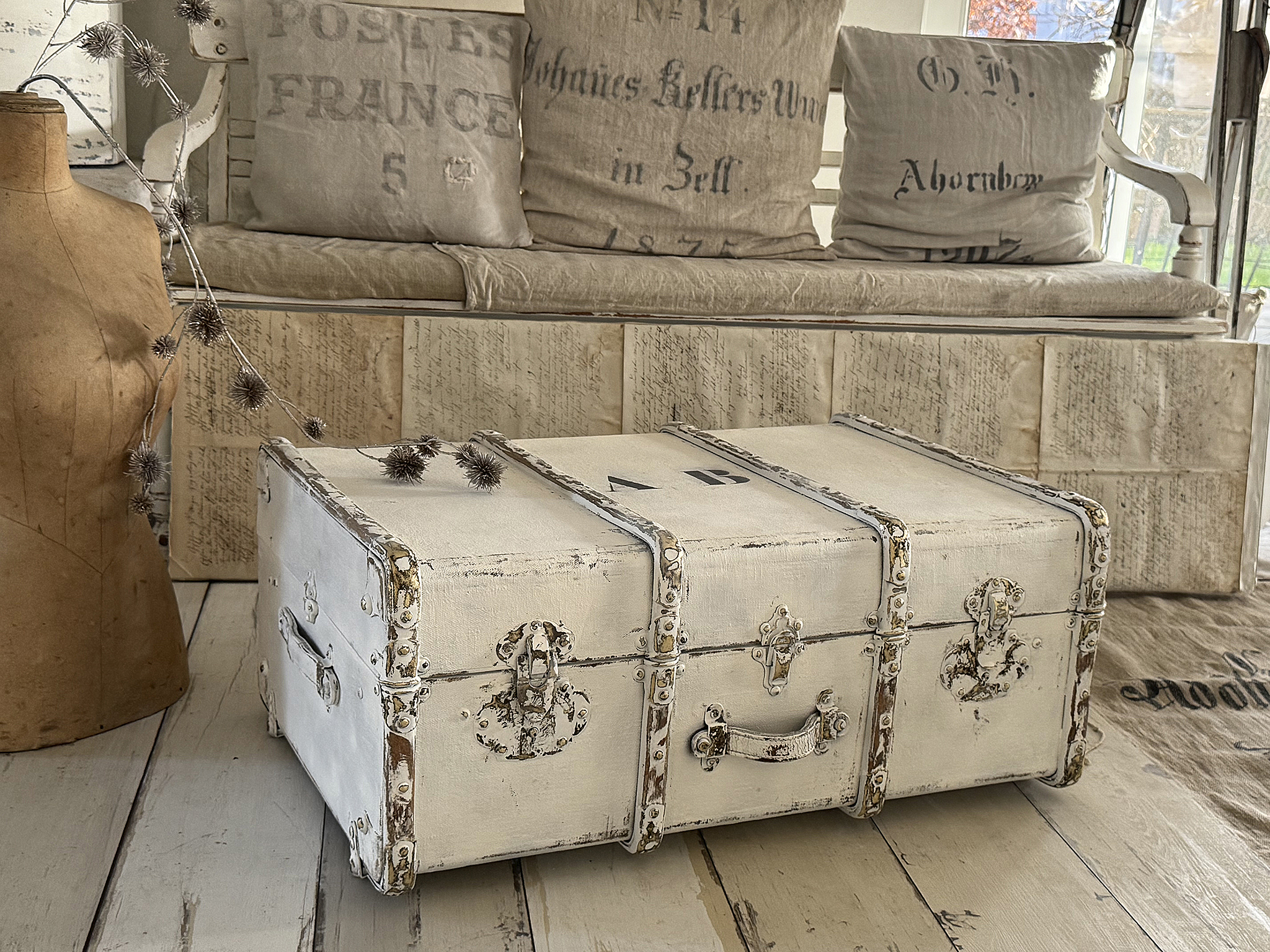 Antiker Überseekoffer im weißen Shabbykleid***