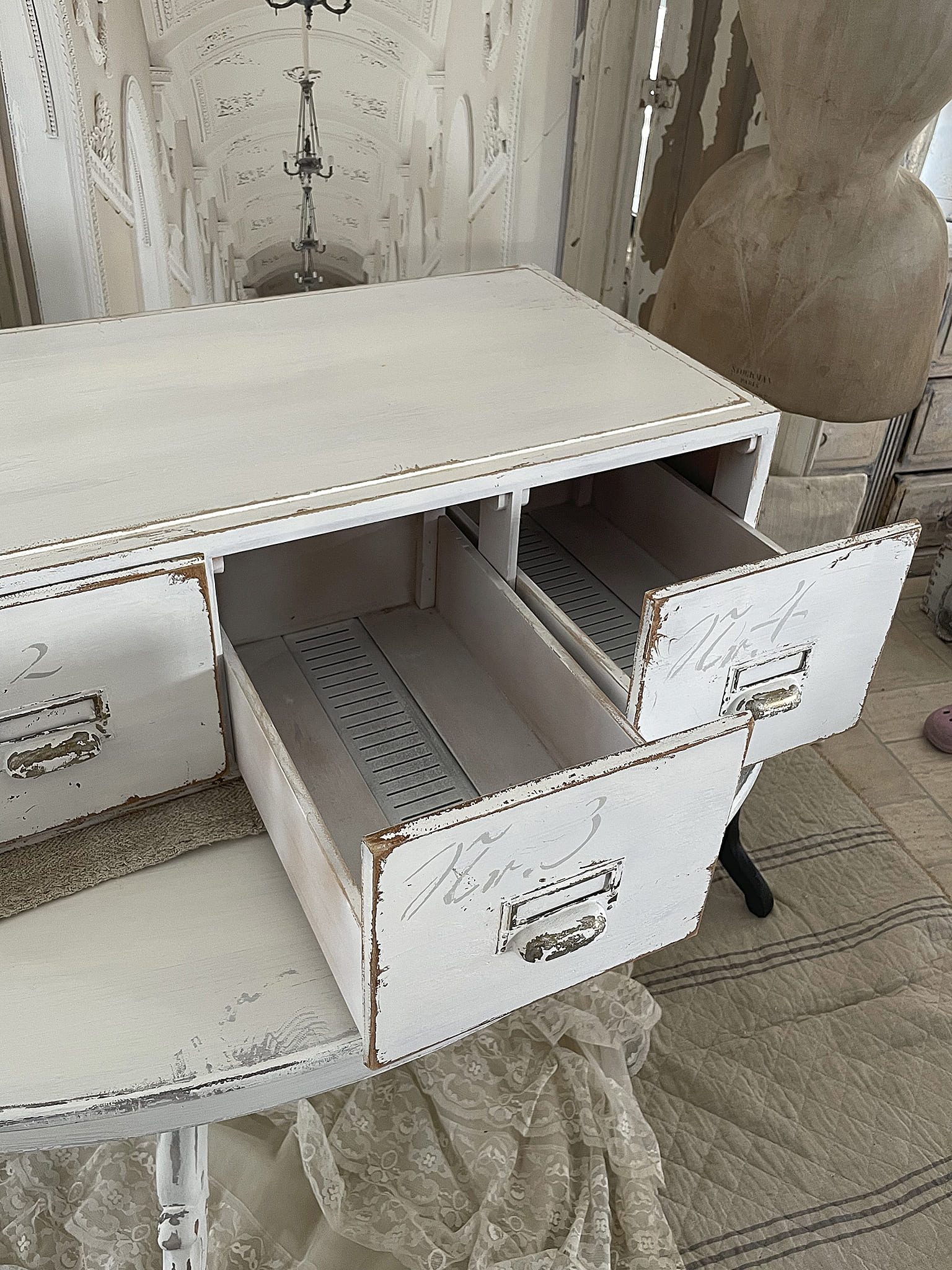 Vintage Schreibtisch mit offenen Schubladen Helle Vintage-Variante eines Schreibtisches mit drei offenen Schubladen auf einer elegant gestalteten Umgebung.