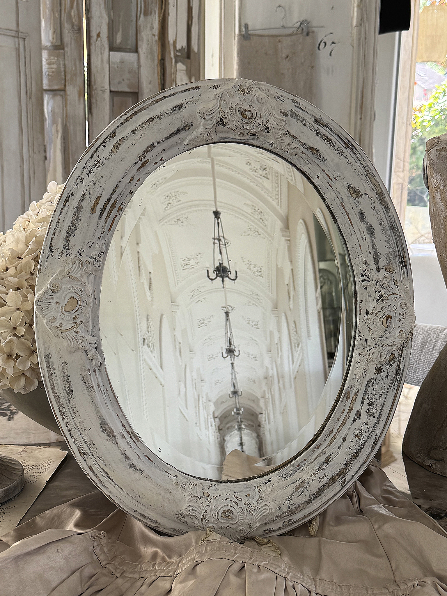 Romantischer alter Wandspiegel im Shabby-Chic***