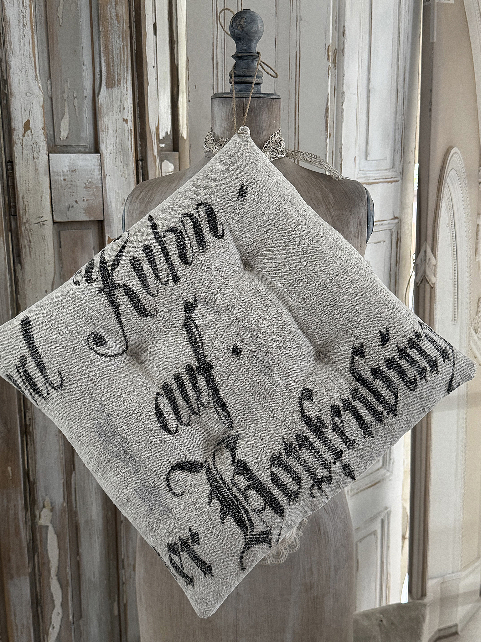 Vintage- Stuhlkissen aus antikem Mehlsack – mit Originaldruck 1861