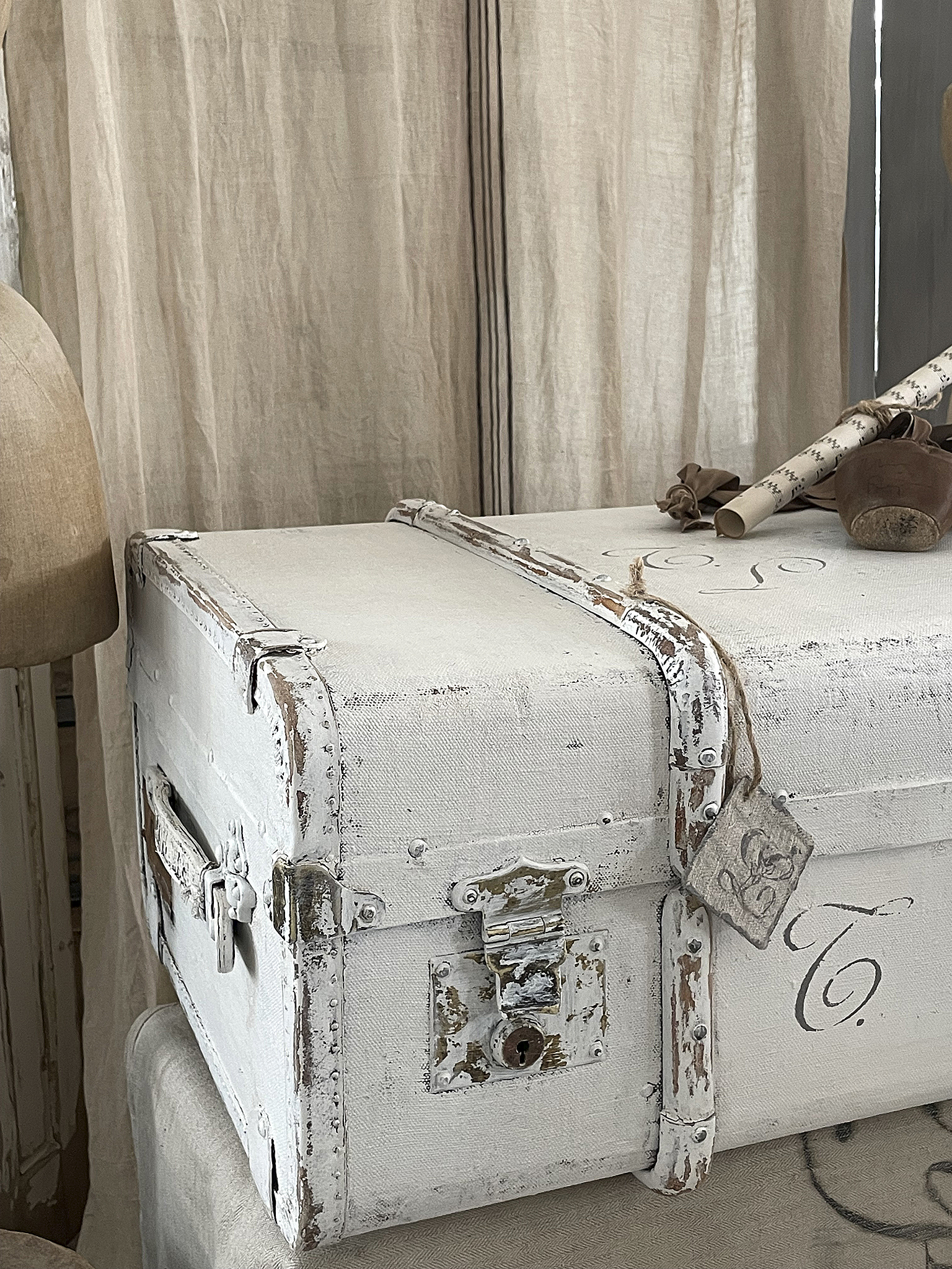 Vintage Koffer im Shabby Chic Stil Weißer Vintage Koffer mit abgenutzter Farbe und brauner Schnur