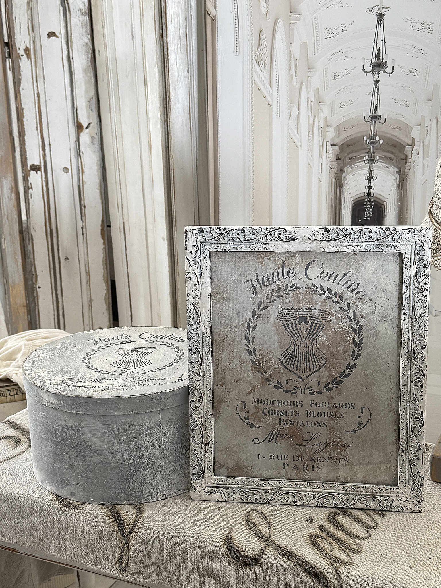 Romantisches Shabby Chic Deko-Duo – Haute Couture Bild & Vintage-Dose