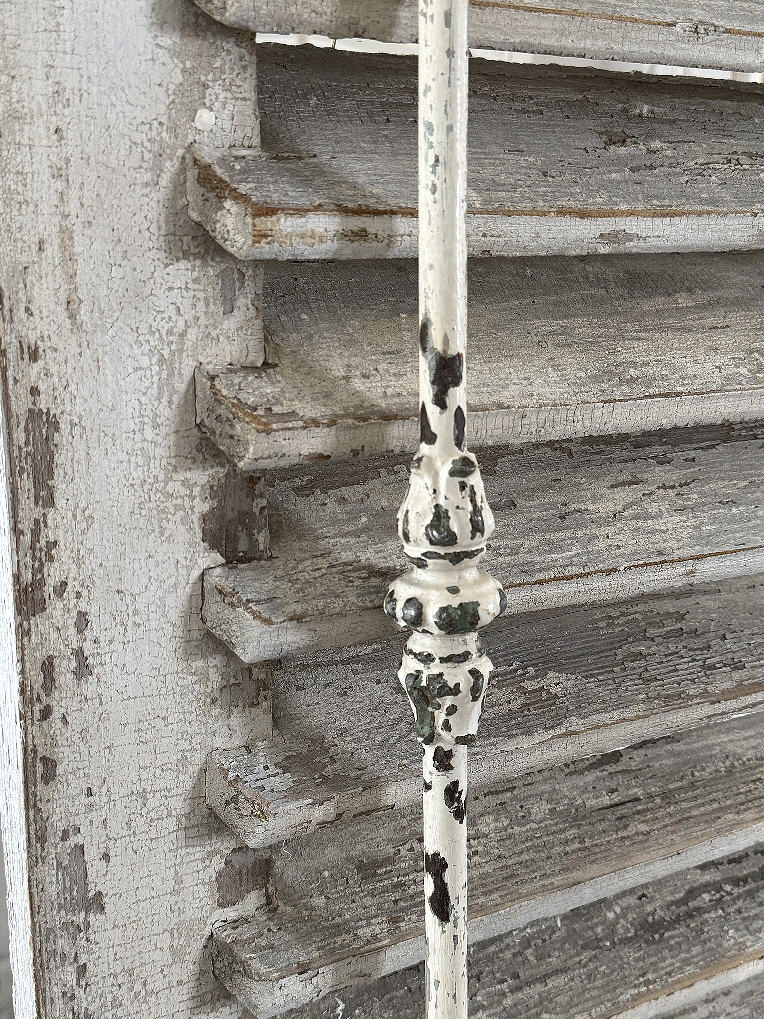 Dekorativer Lamellenladen mit Patina & Metallstab – Shabby-Chic*** Dekorativer Lamellenladen mit Patina & Metallstab – Shabby-Chic***