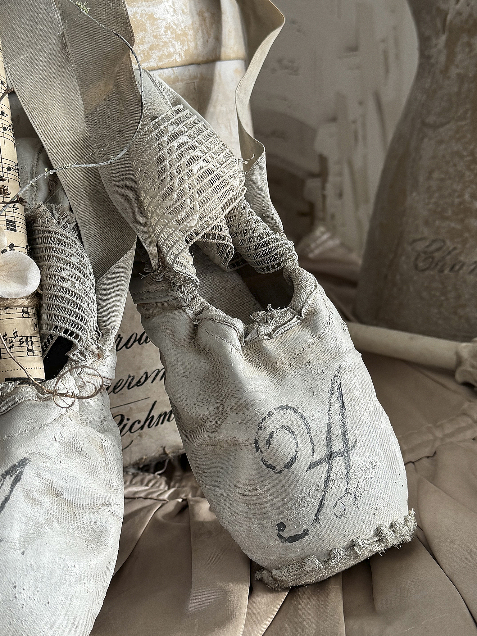 Alte Spitzenschuhe im weißen-zart grauen Vintagekleid mit Notenblatt***